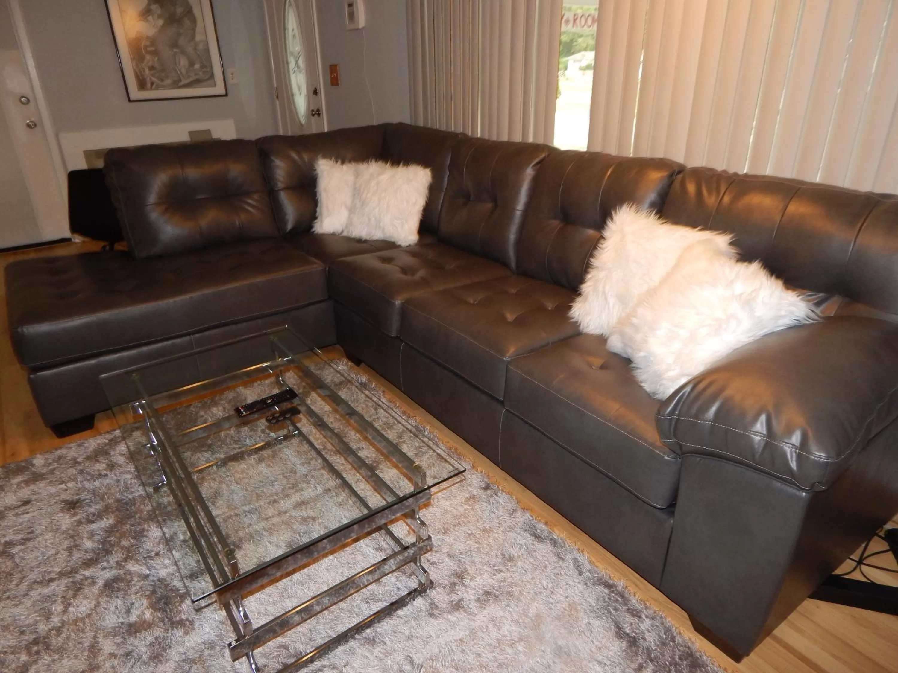 Living room in Sunset Motel