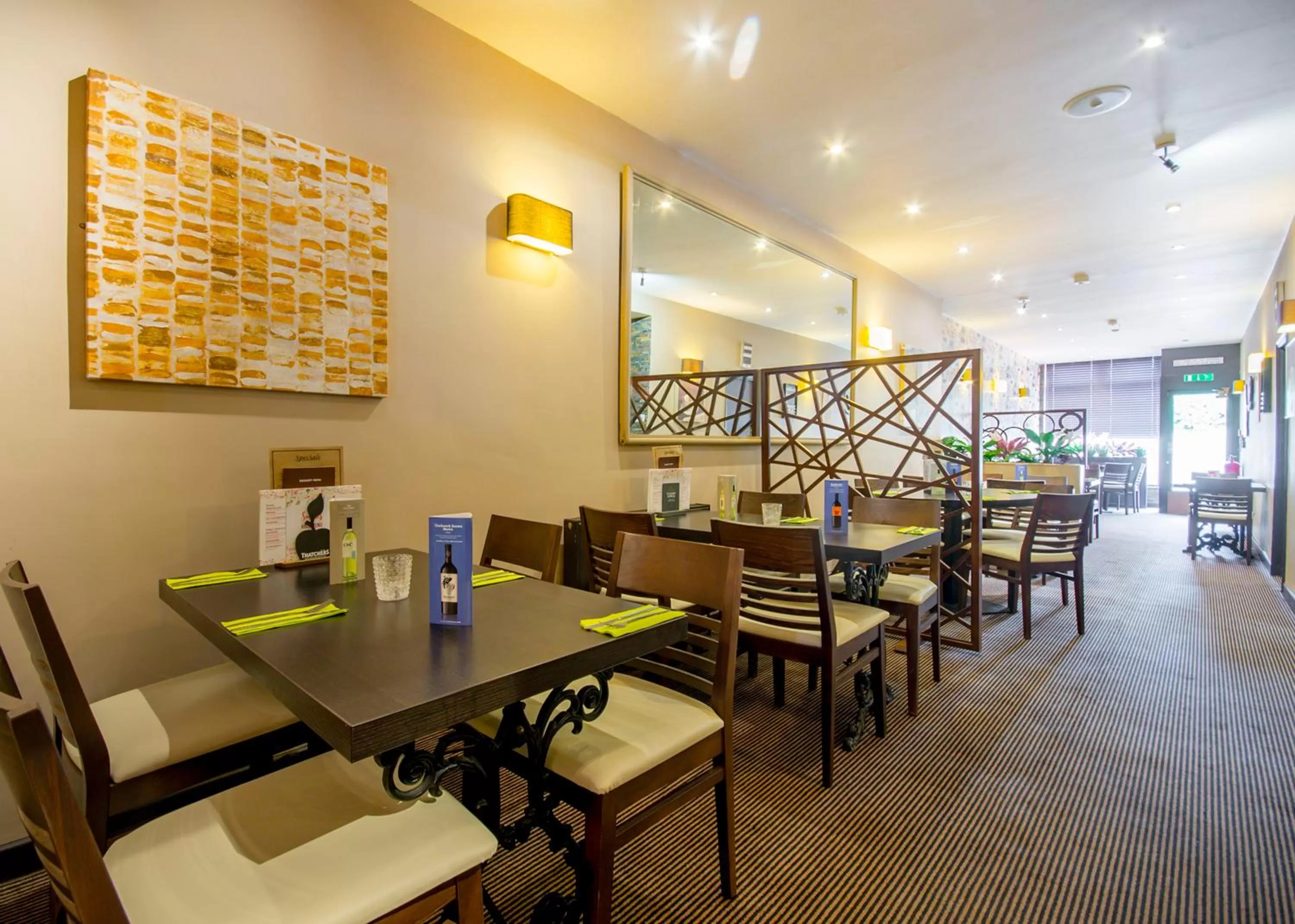 Restaurant/places to eat in Smiths Hotel