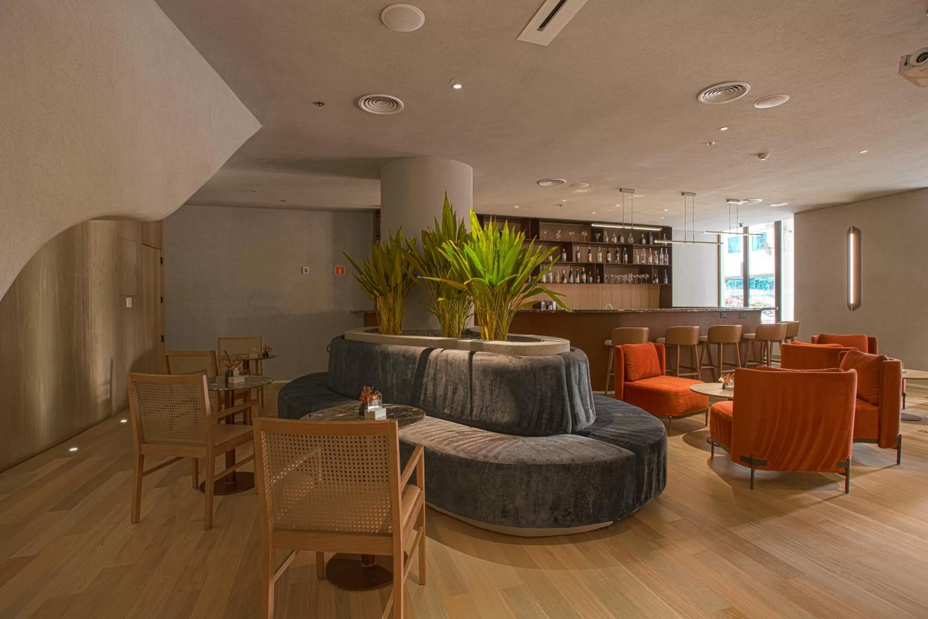 Lounge or bar in QOYA Hotel Curitiba, Curio Collection by Hilton