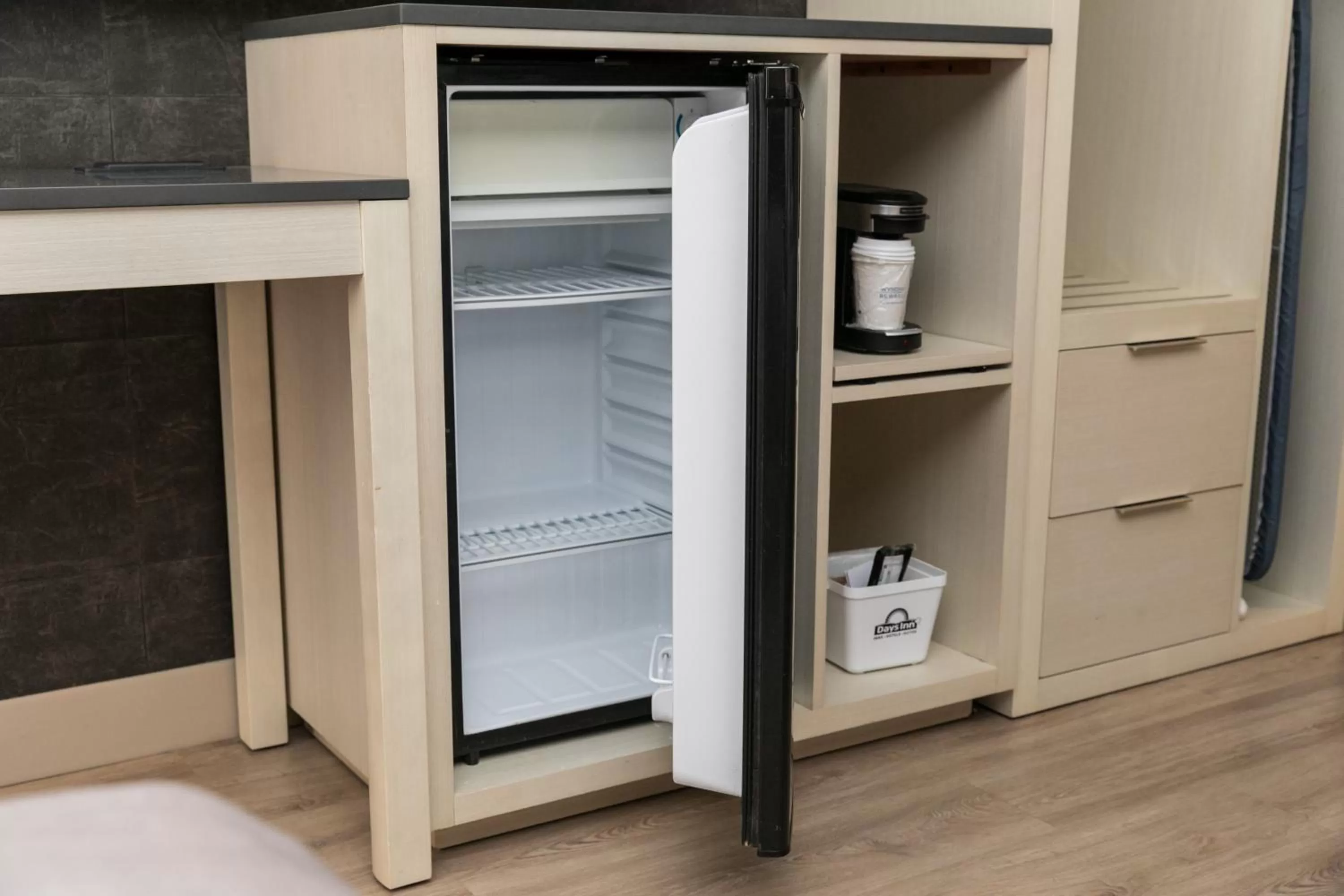 Coffee/tea facilities in Days Inn by Wyndham Toronto West Mississauga