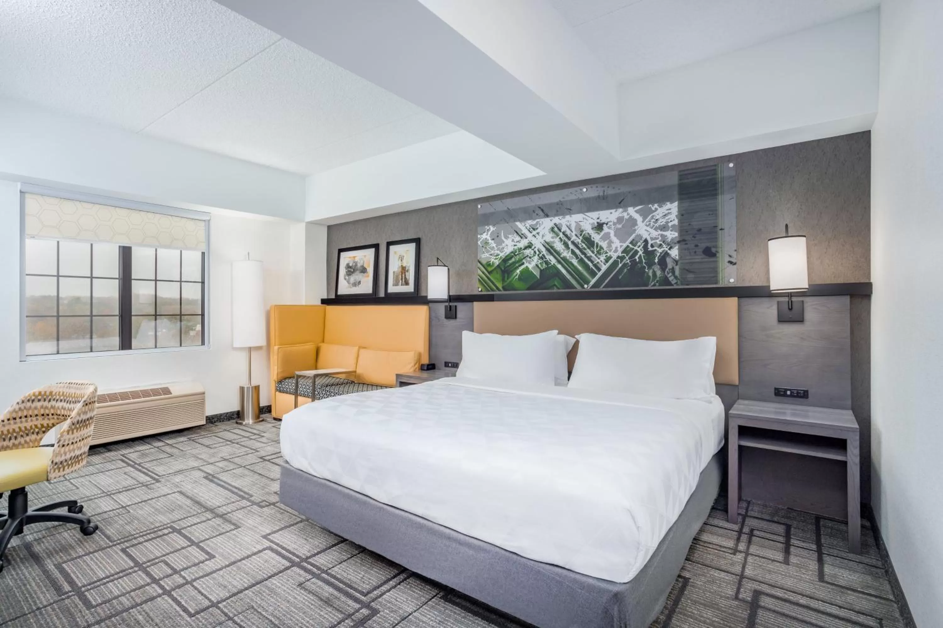 Photo of the whole room, Bed in Holiday Inn Lafayette-City Centre by IHG