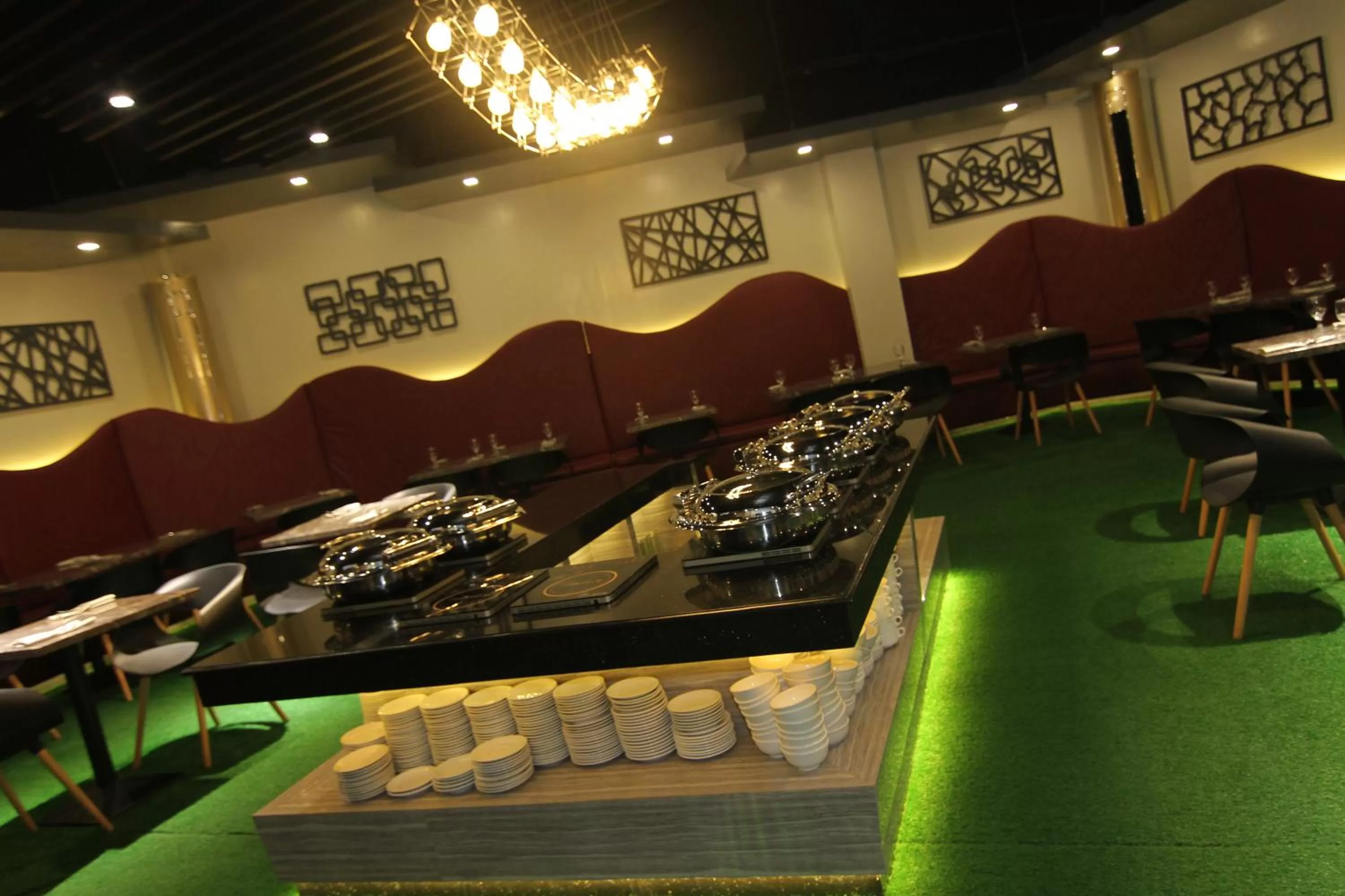 Restaurant/places to eat in Eloisa Royal Suites