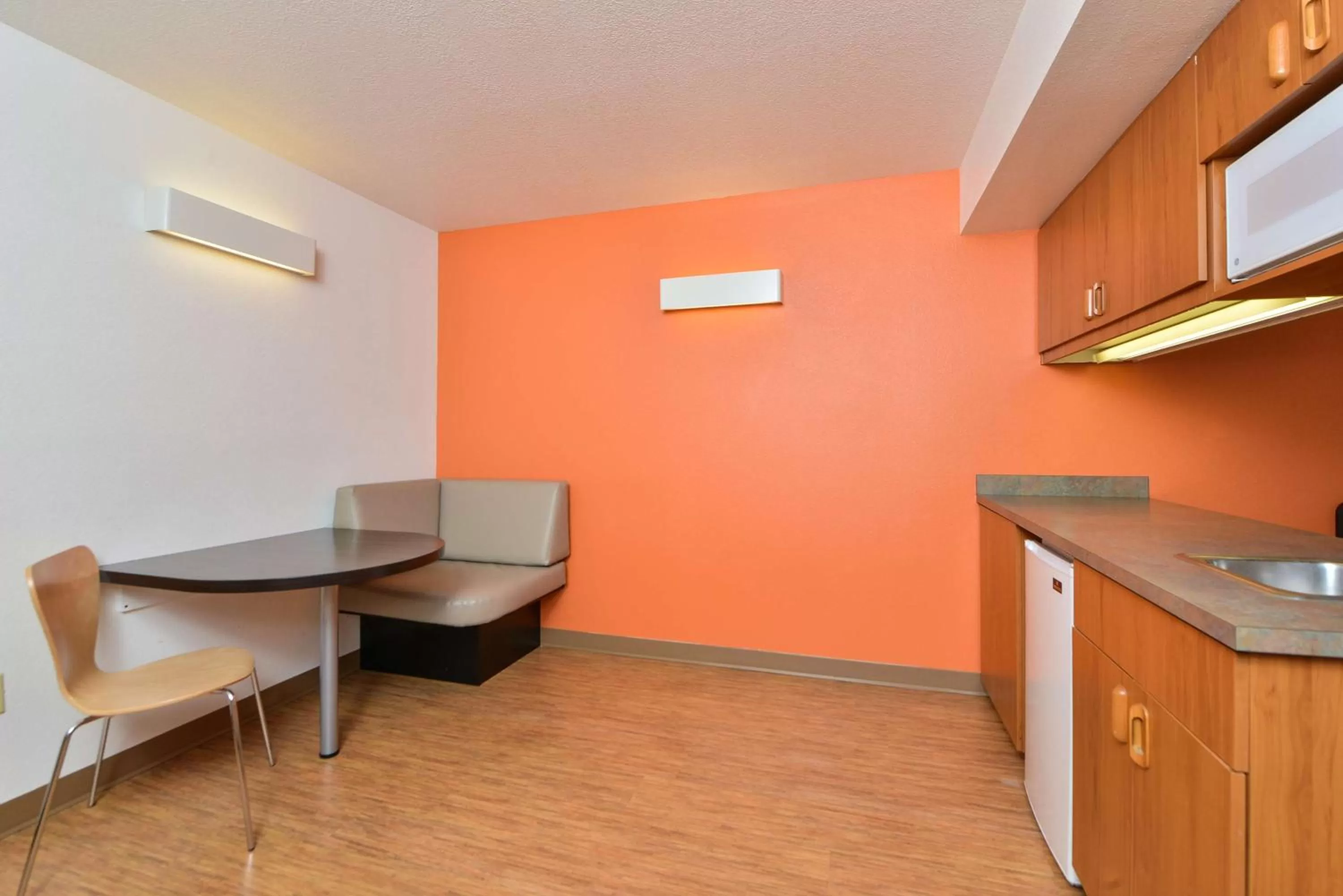 Photo of the whole room in Motel 6-Meridian, ID - Boise W