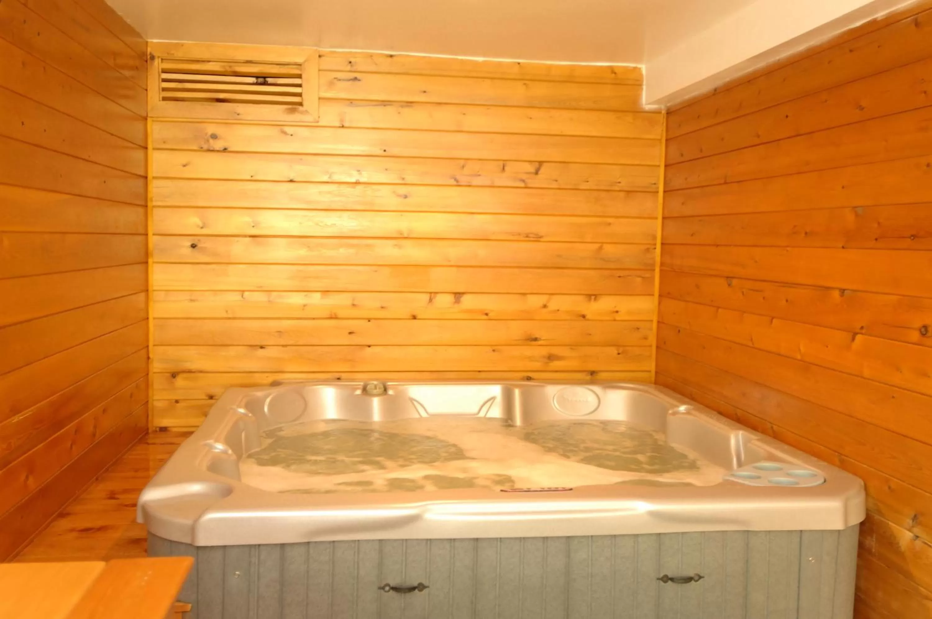Hot Tub in Merrill Farm Inn