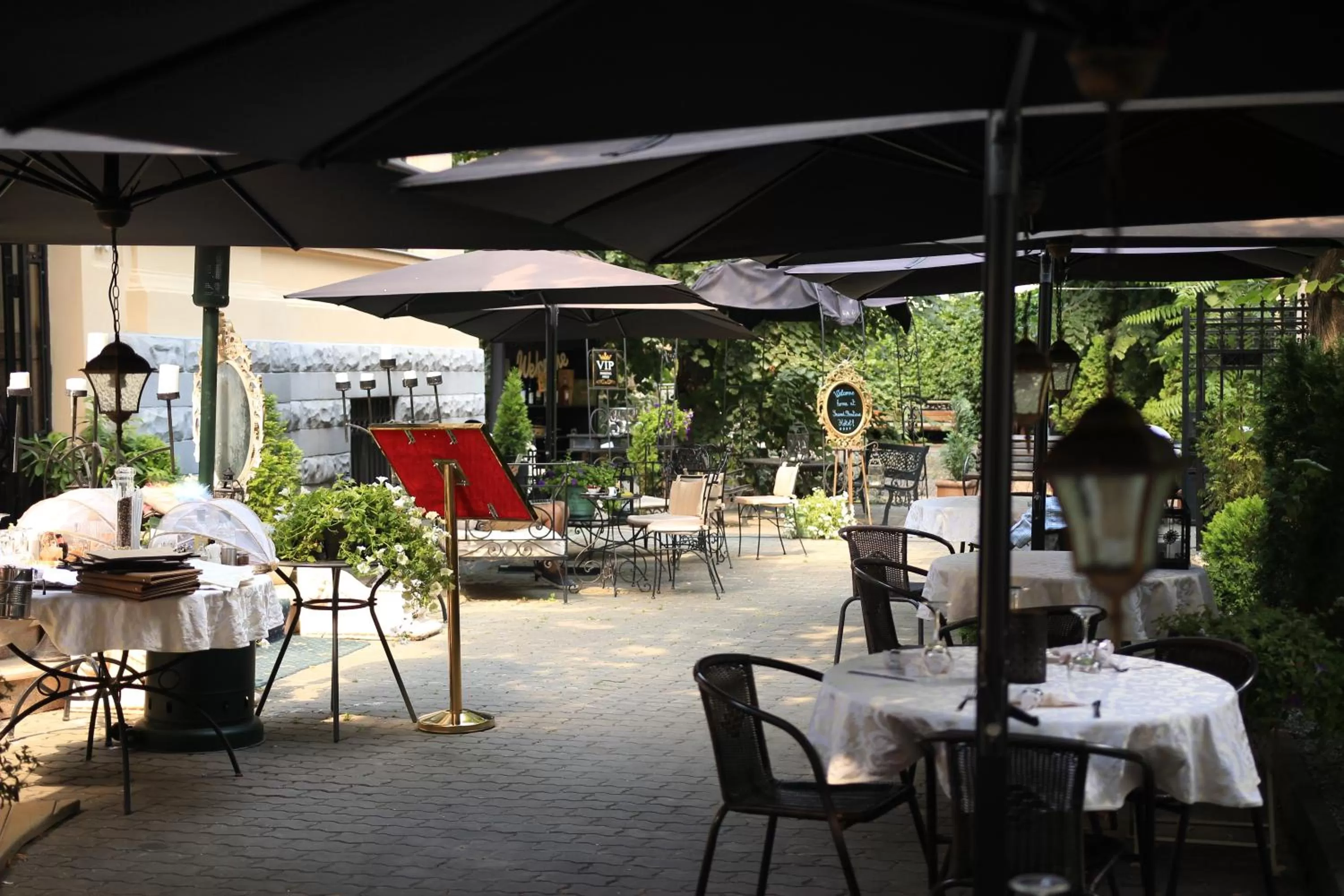 Restaurant/places to eat in Grand Boutique Hotel