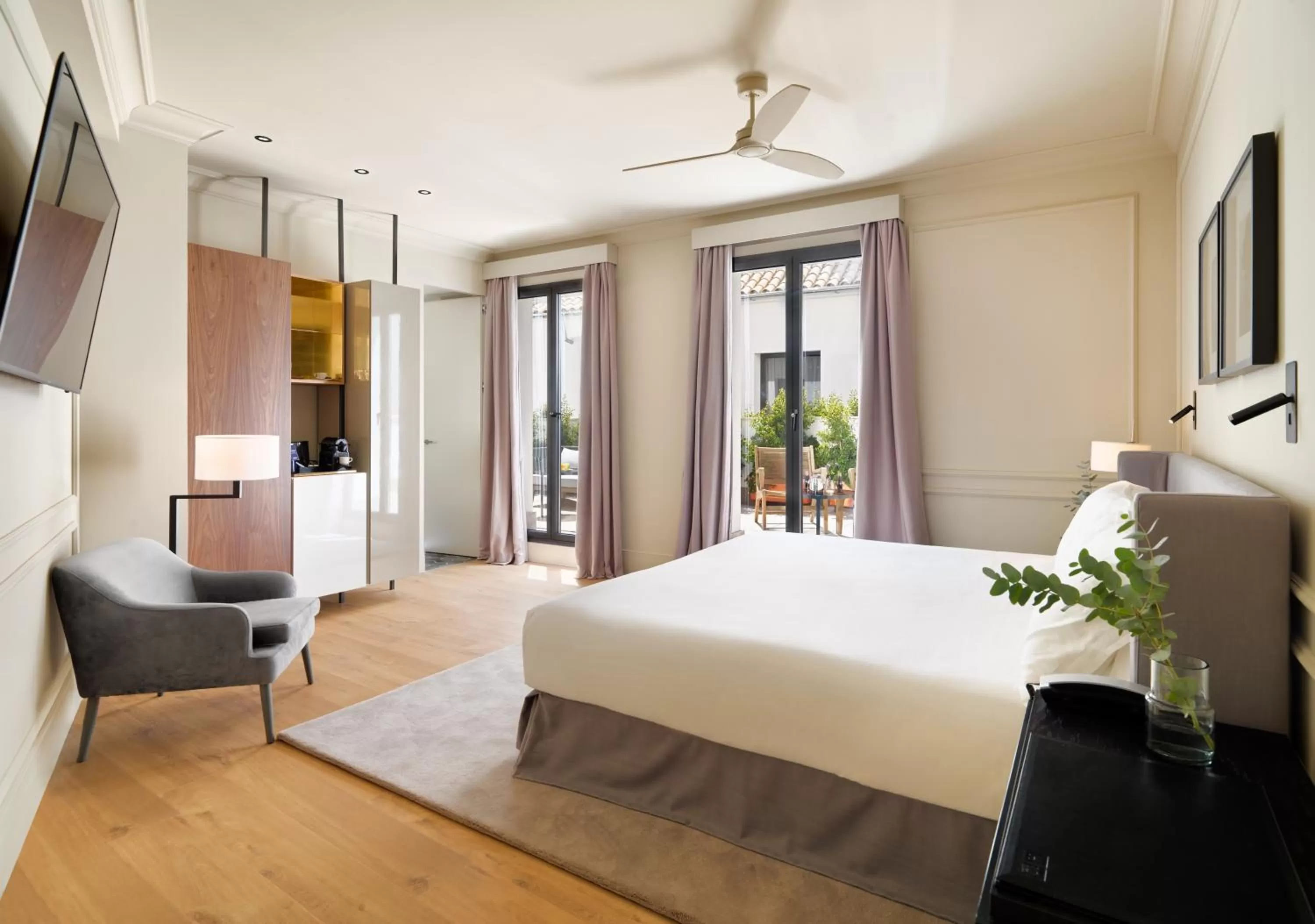 Photo of the whole room, Bed in H10 Palacio Colomera