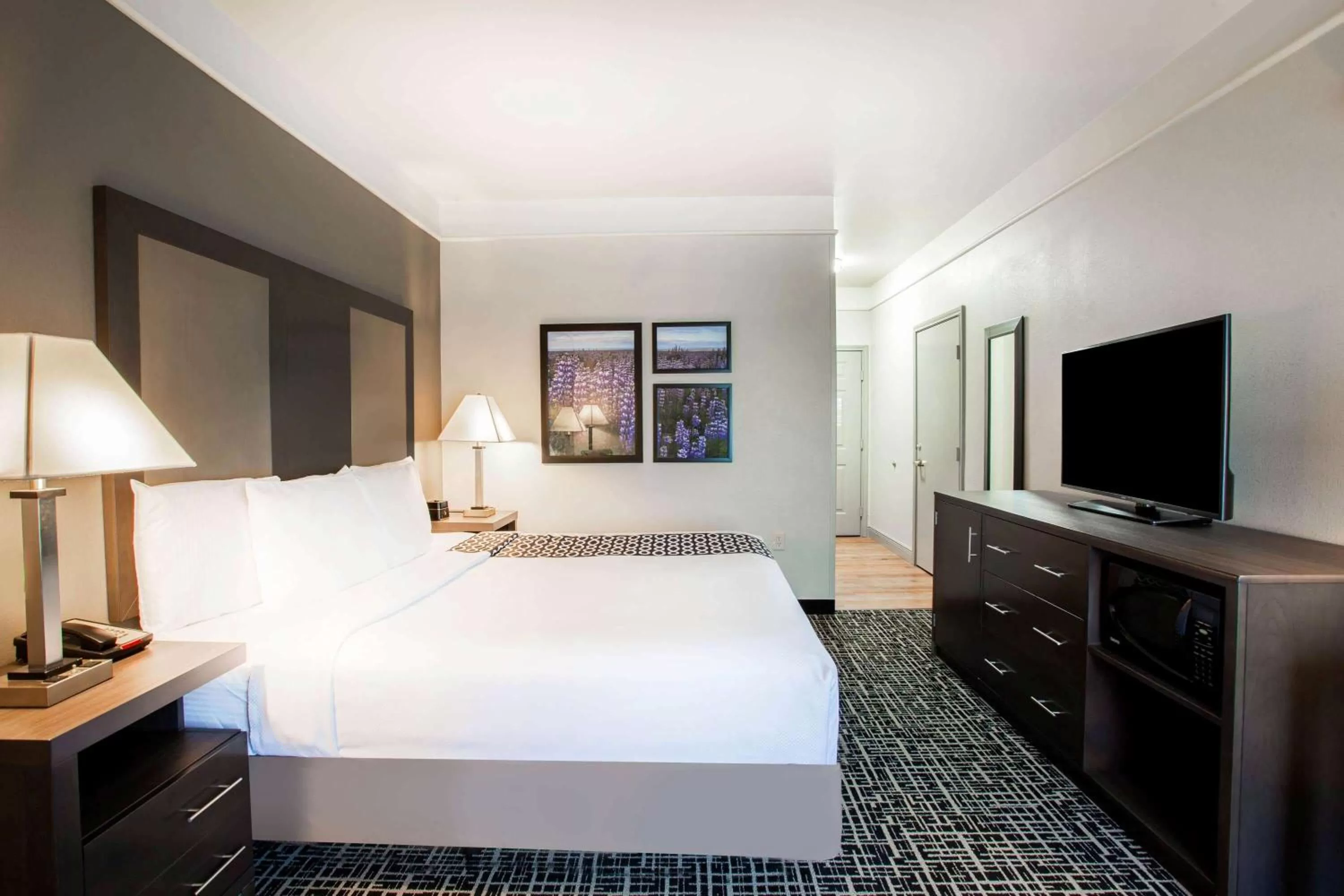 Photo of the whole room, Bed in La Quinta by Wyndham Seguin