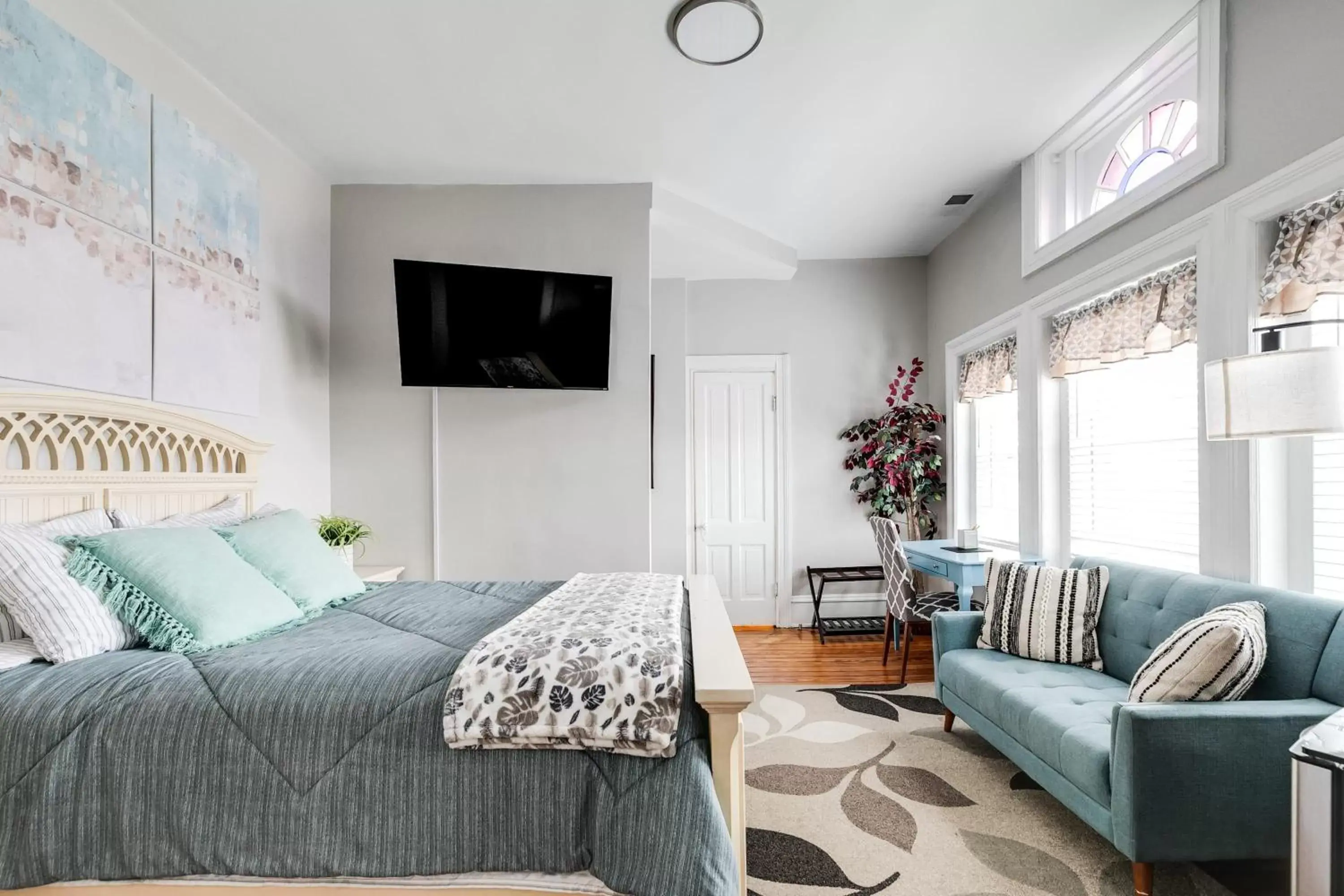 Seating Area in G7 central location museums free parking Seating Area in G7 central location museums free parking