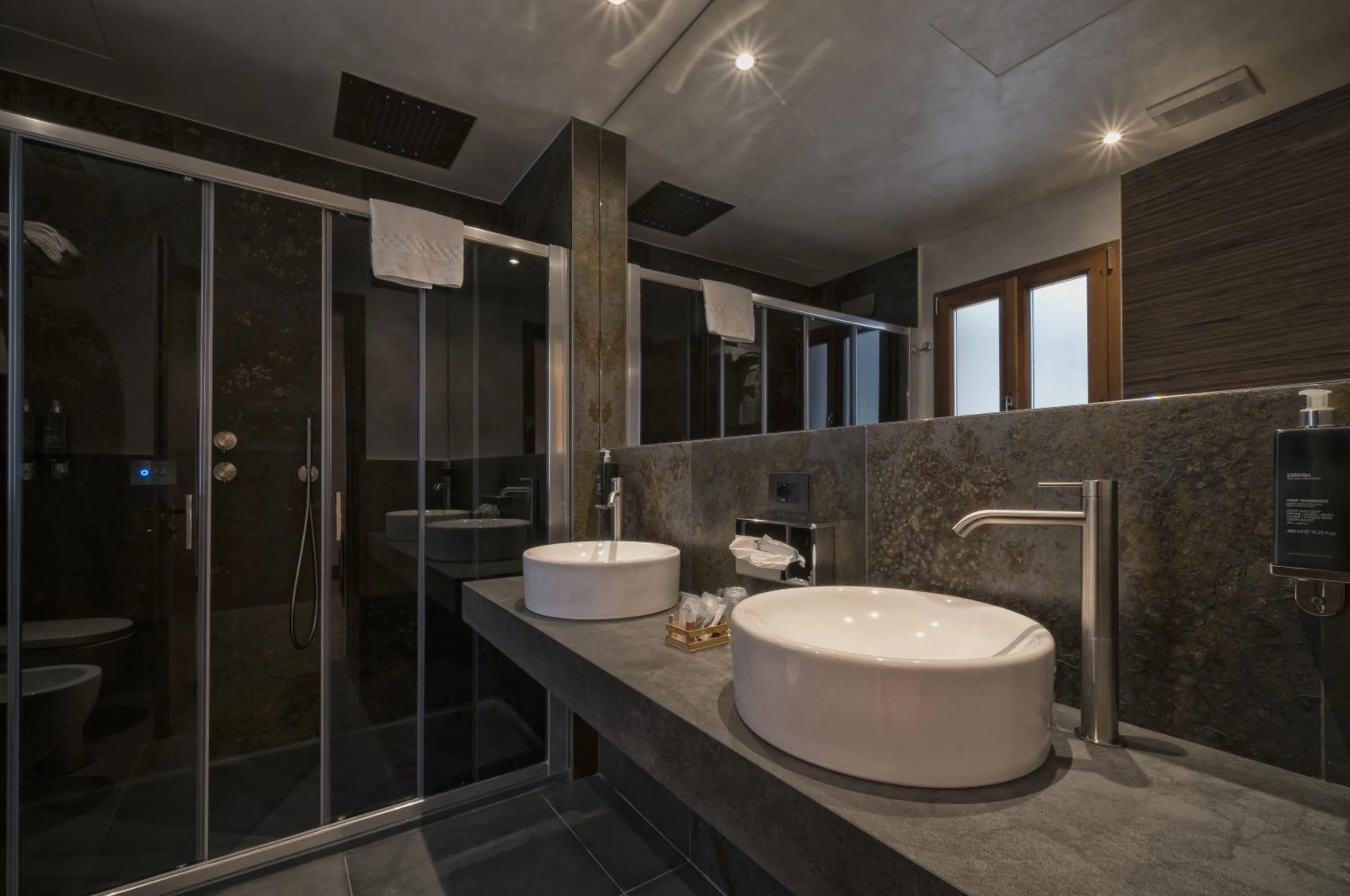 Shower in Solo Experience Hotel