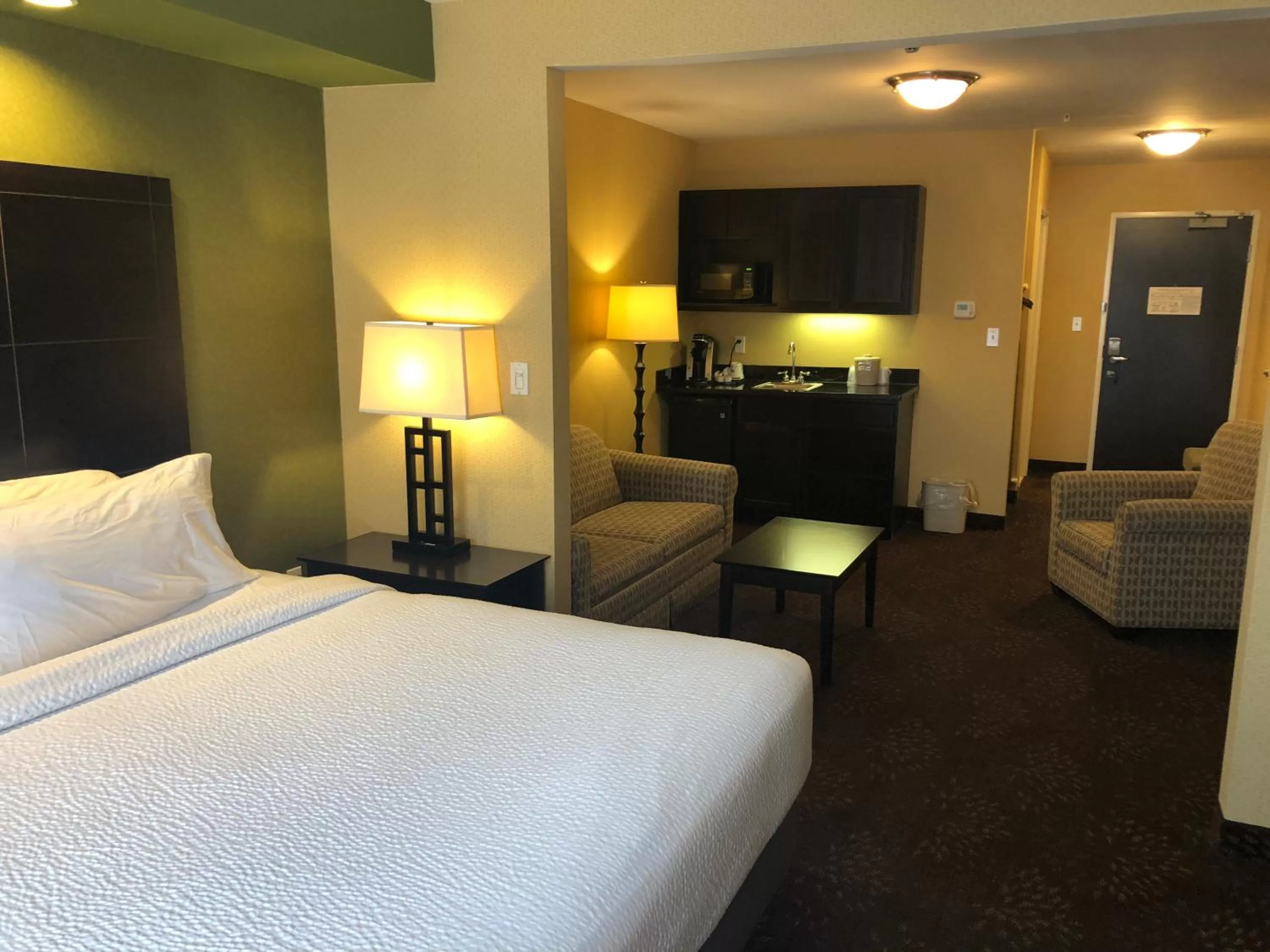 Bed in Holiday Inn Express Hotel & Suites Lansing-Dimondale by IHG