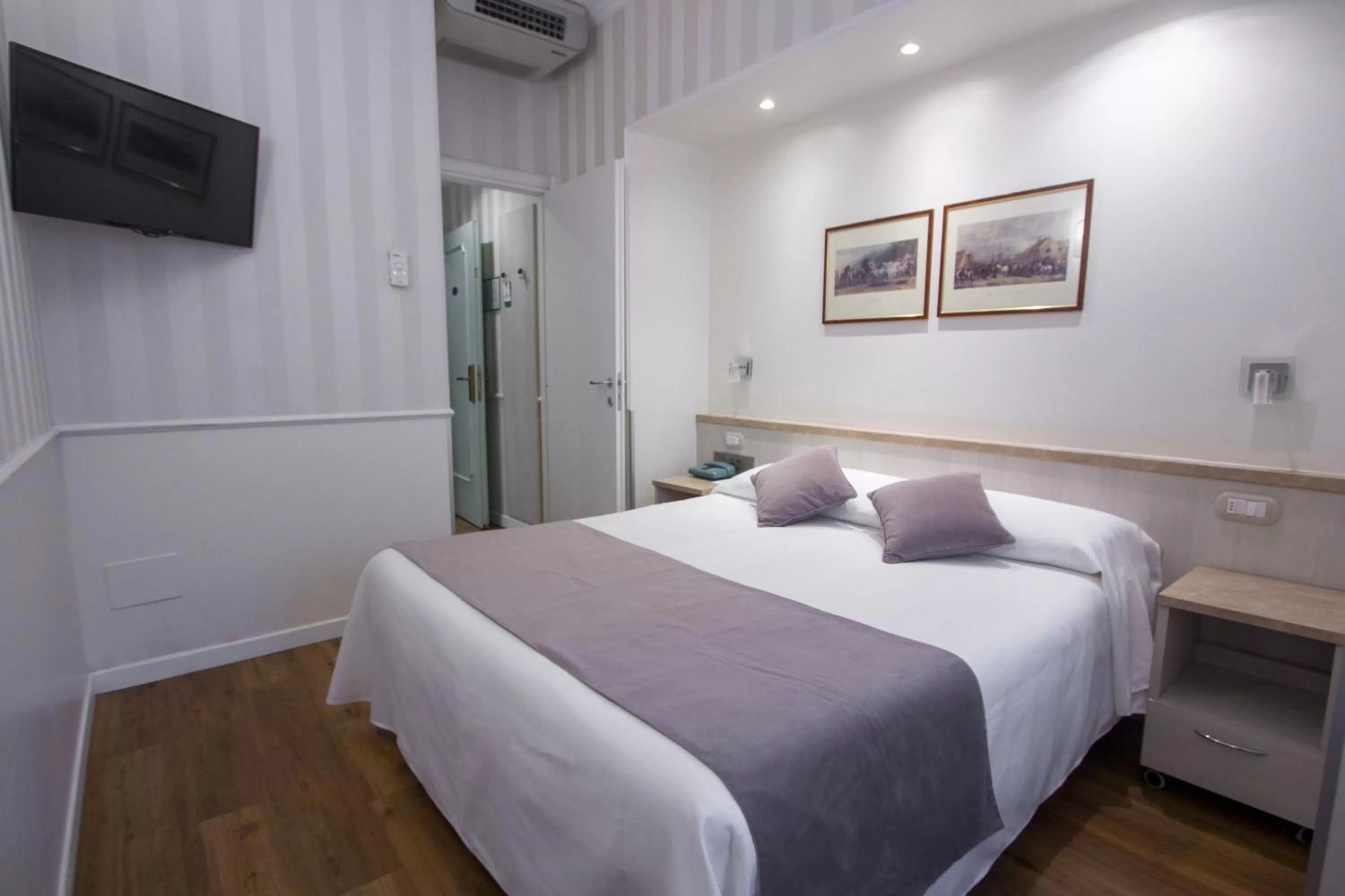 Bedroom, Bed in Hotel Flora