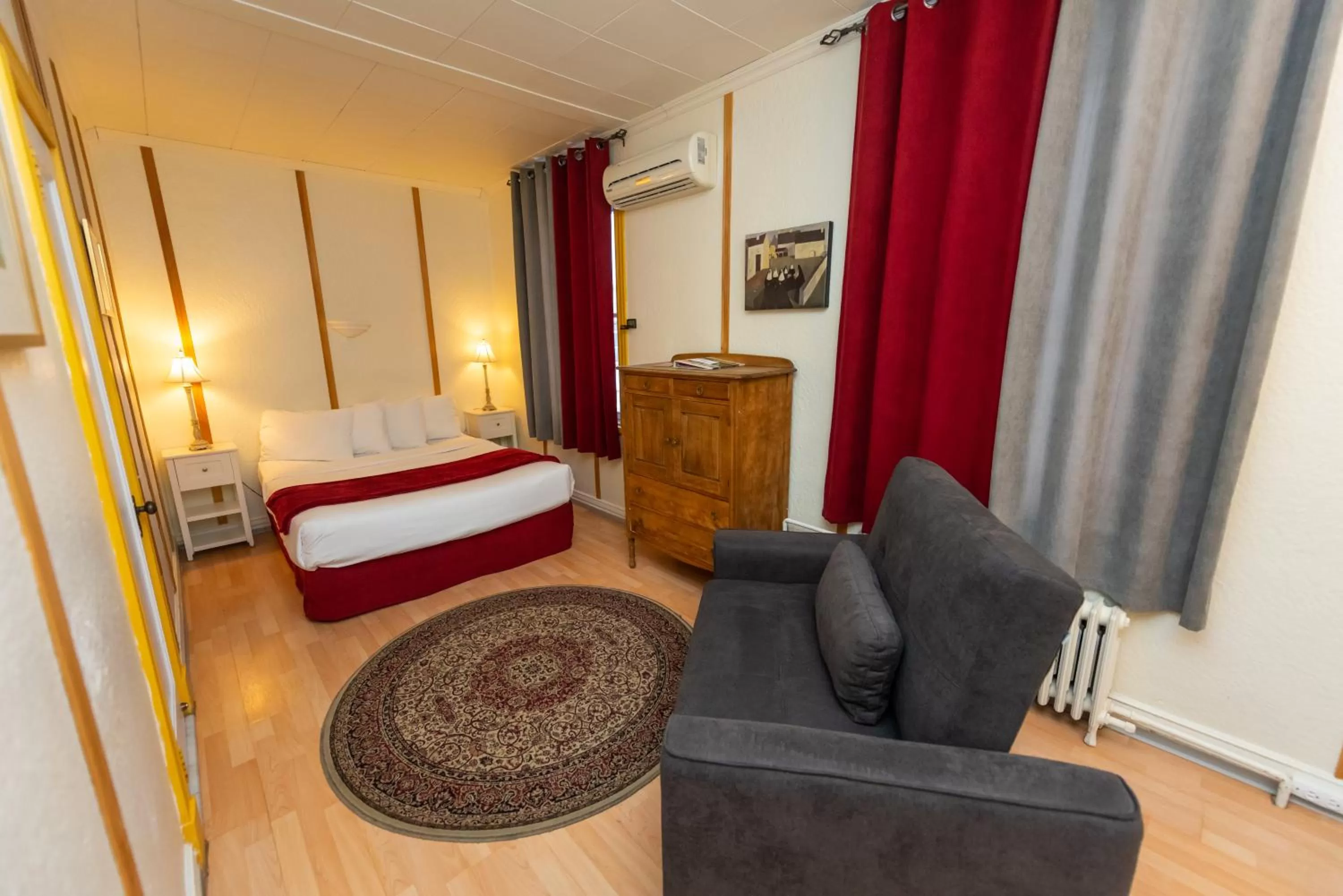 Bed in Hôtel-La Grande Maison et Spa