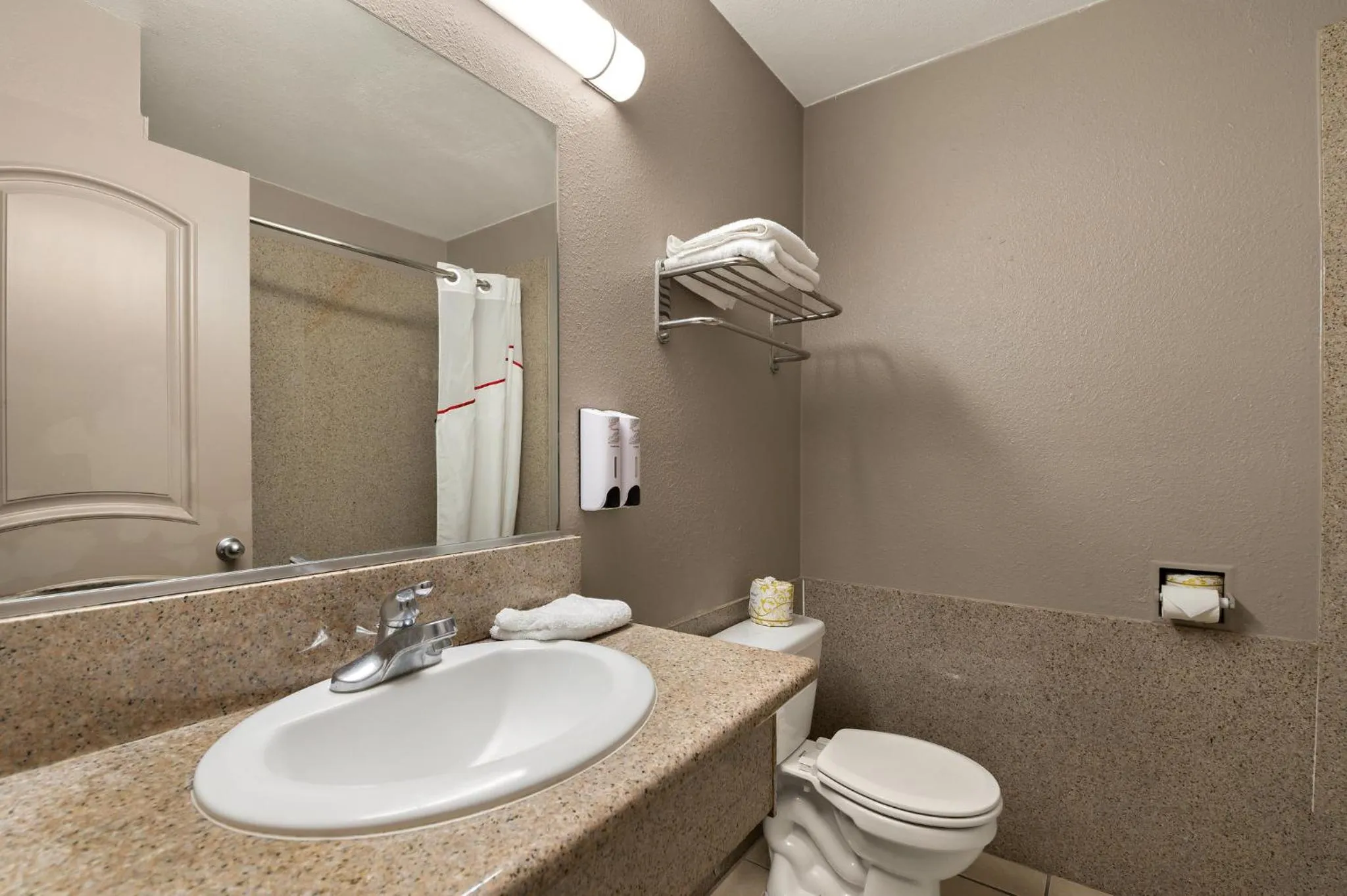 Bathroom in Red Roof Inn Los Angeles - Bellflower