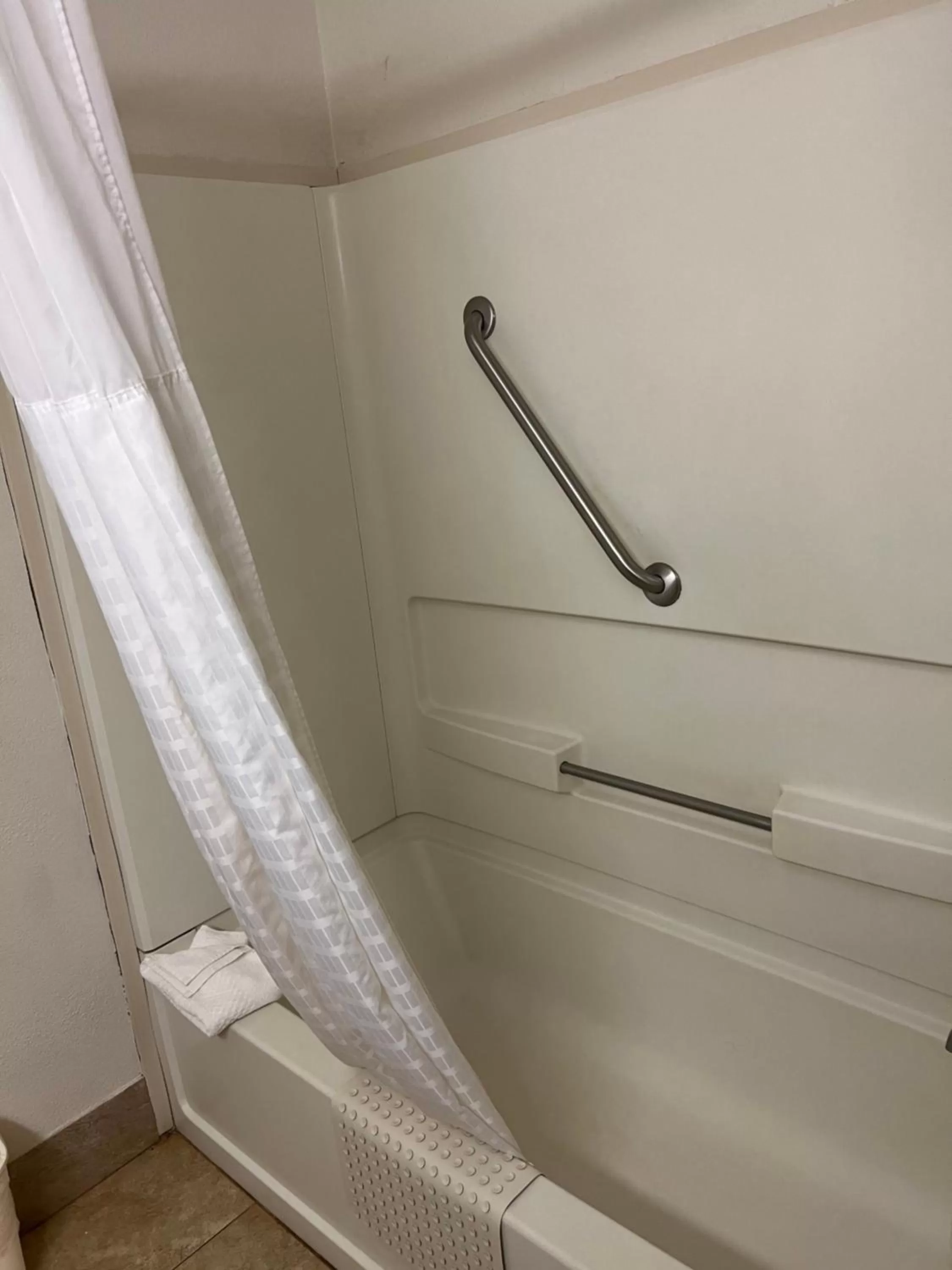 Shower in Quality Suites Altavista - Lynchburg South