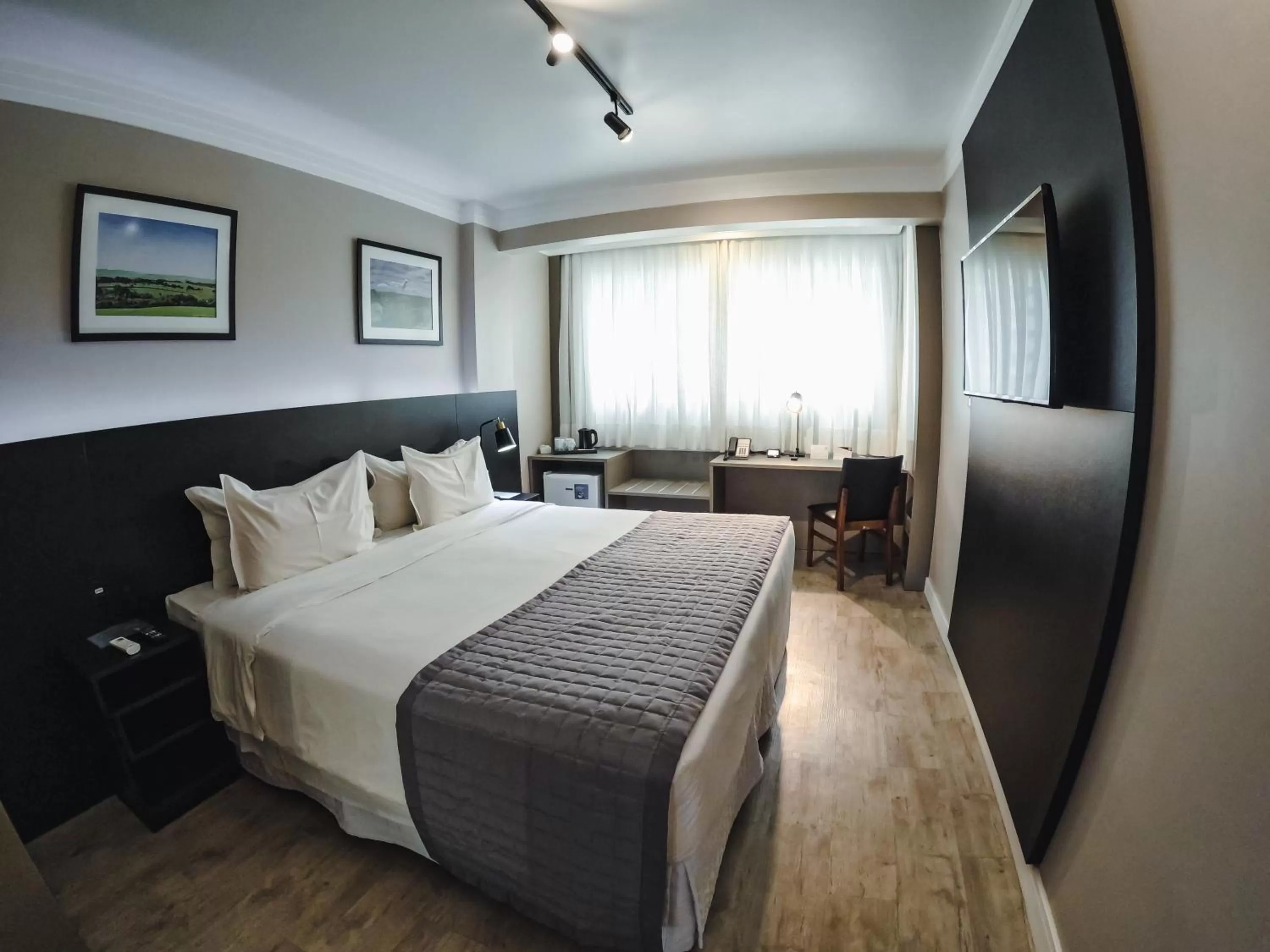 Photo of the whole room, Bed in Santa Inn Hotel