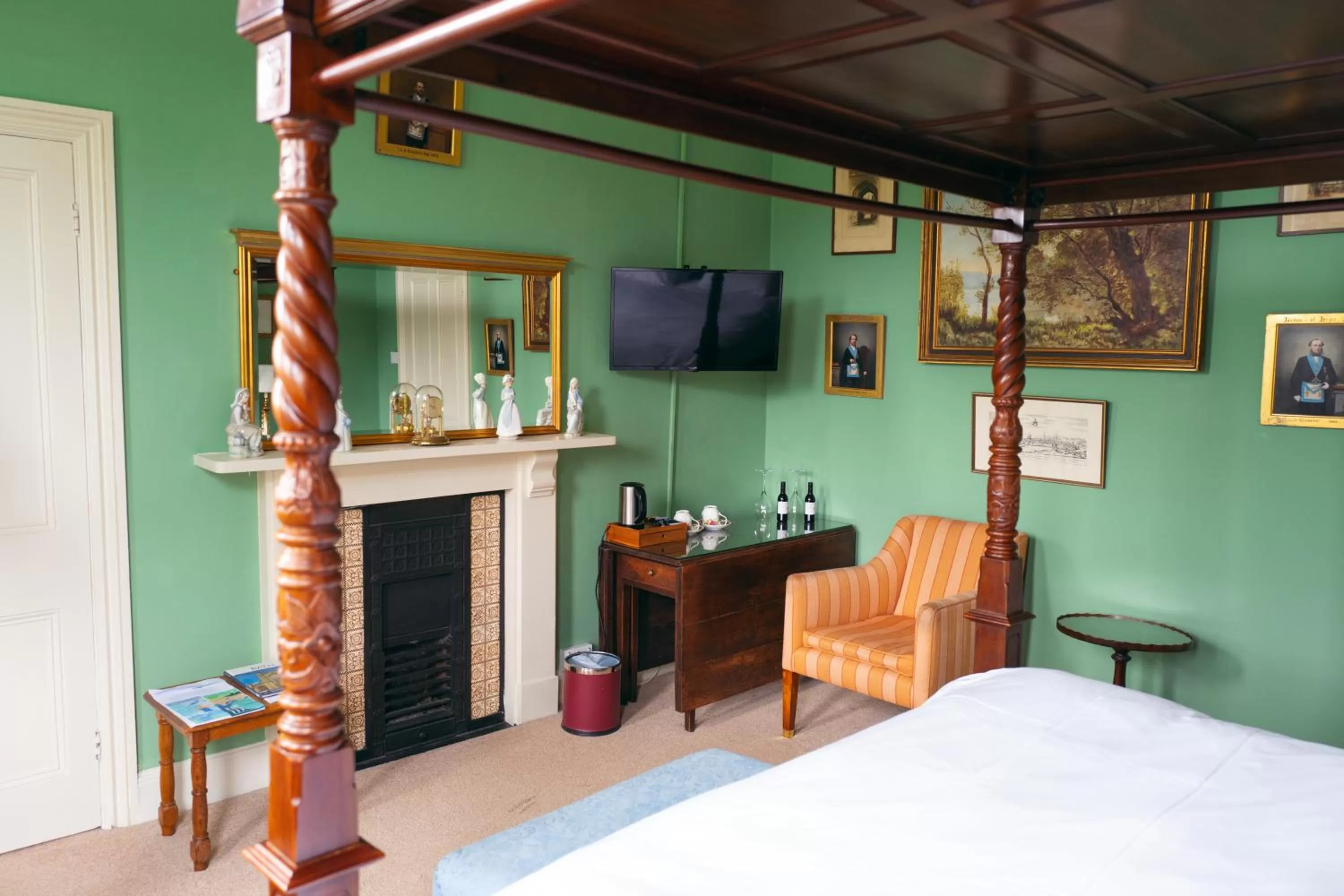 TV and multimedia, Bed in Grosvenor Villa