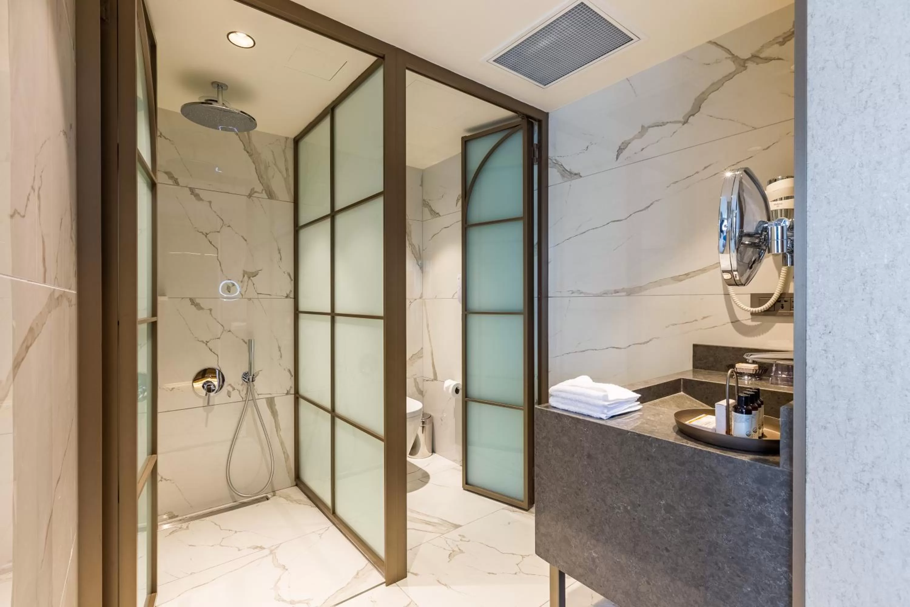 Bathroom in Stayso The House Hotel