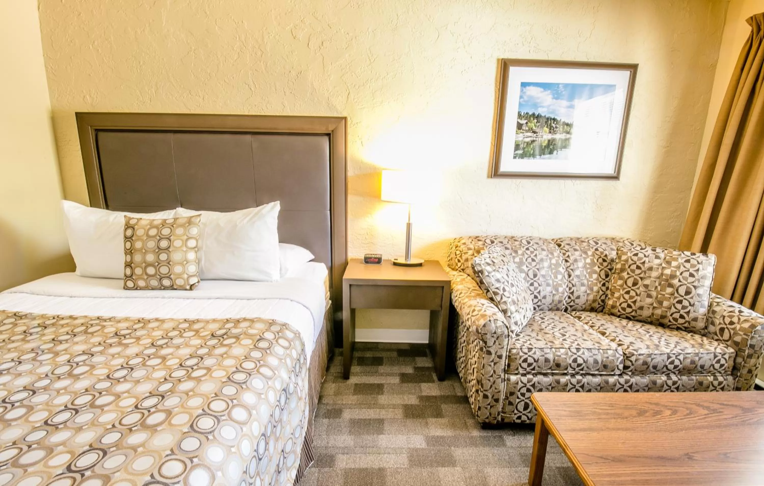 Photo of the whole room, Bed in Crystal Springs Lodge