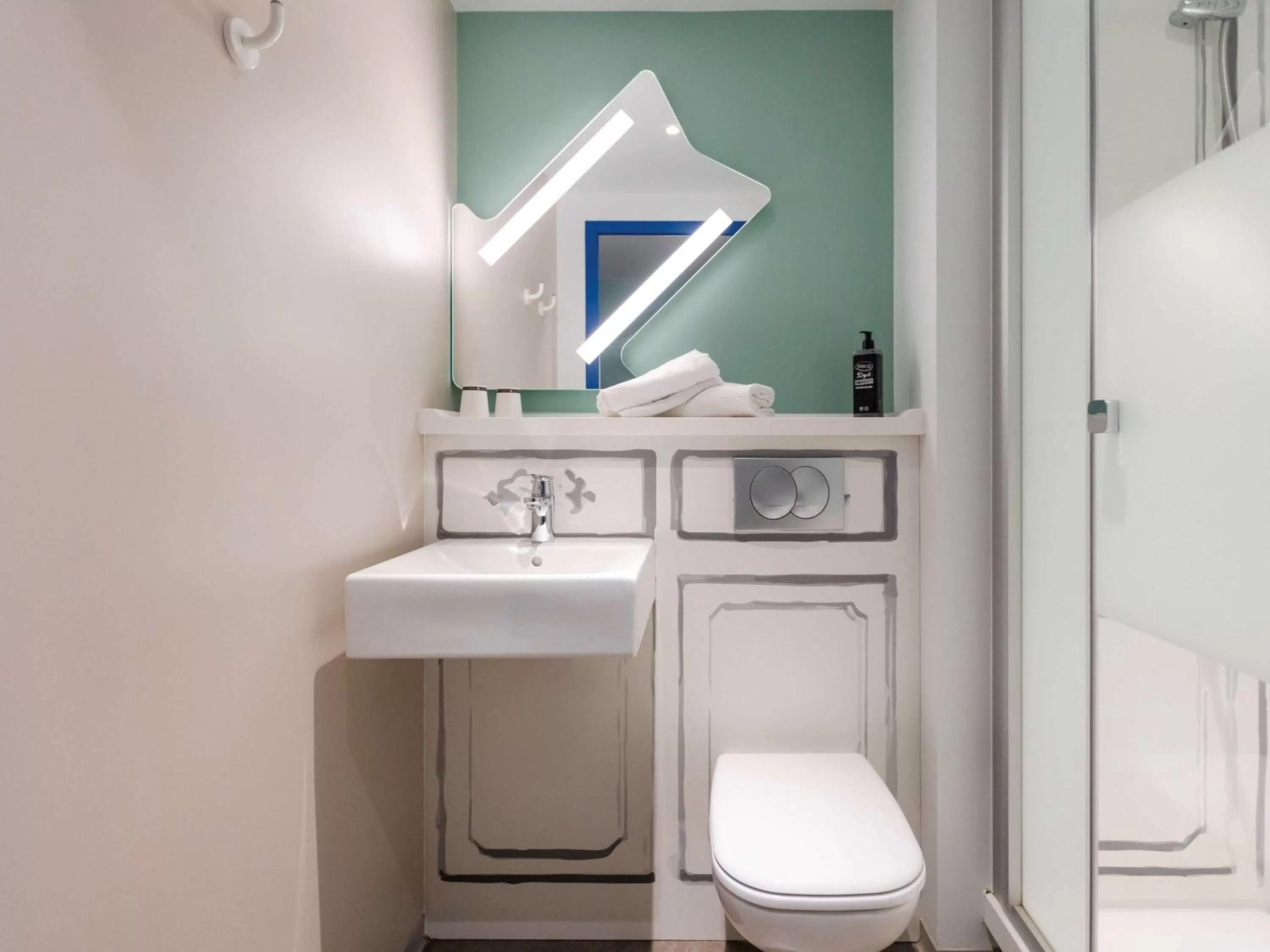 Bathroom in ibis budget Albertville