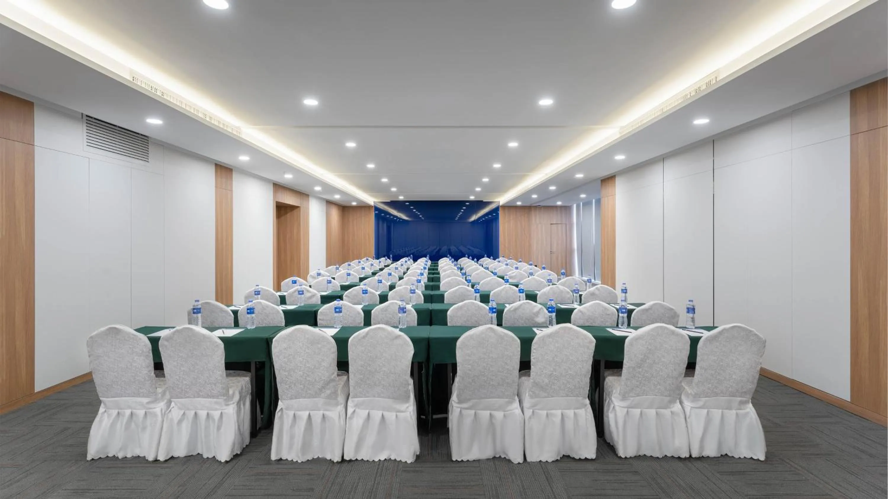 Meeting/conference room in Holiday Inn Express Kunming Panlong by IHG
