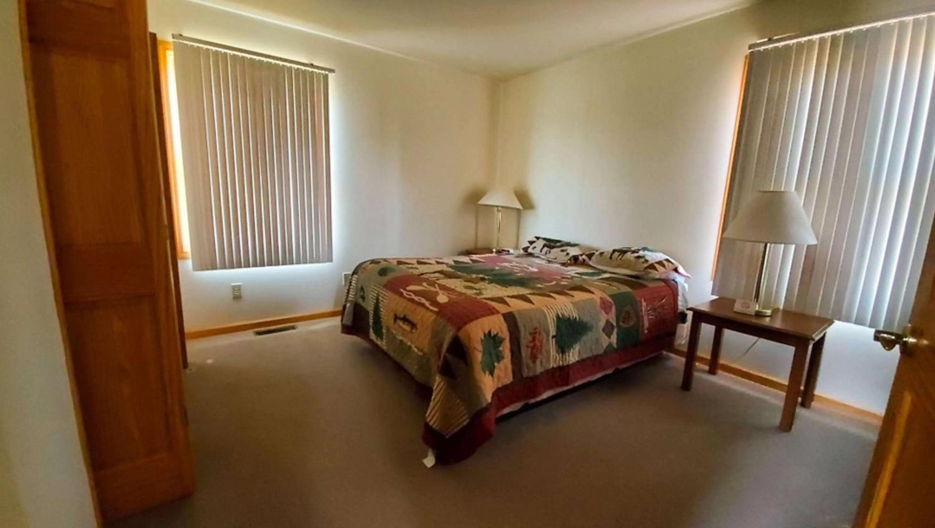 Photo of the whole room, Bed in Jasper Ridge Inn Ishpeming