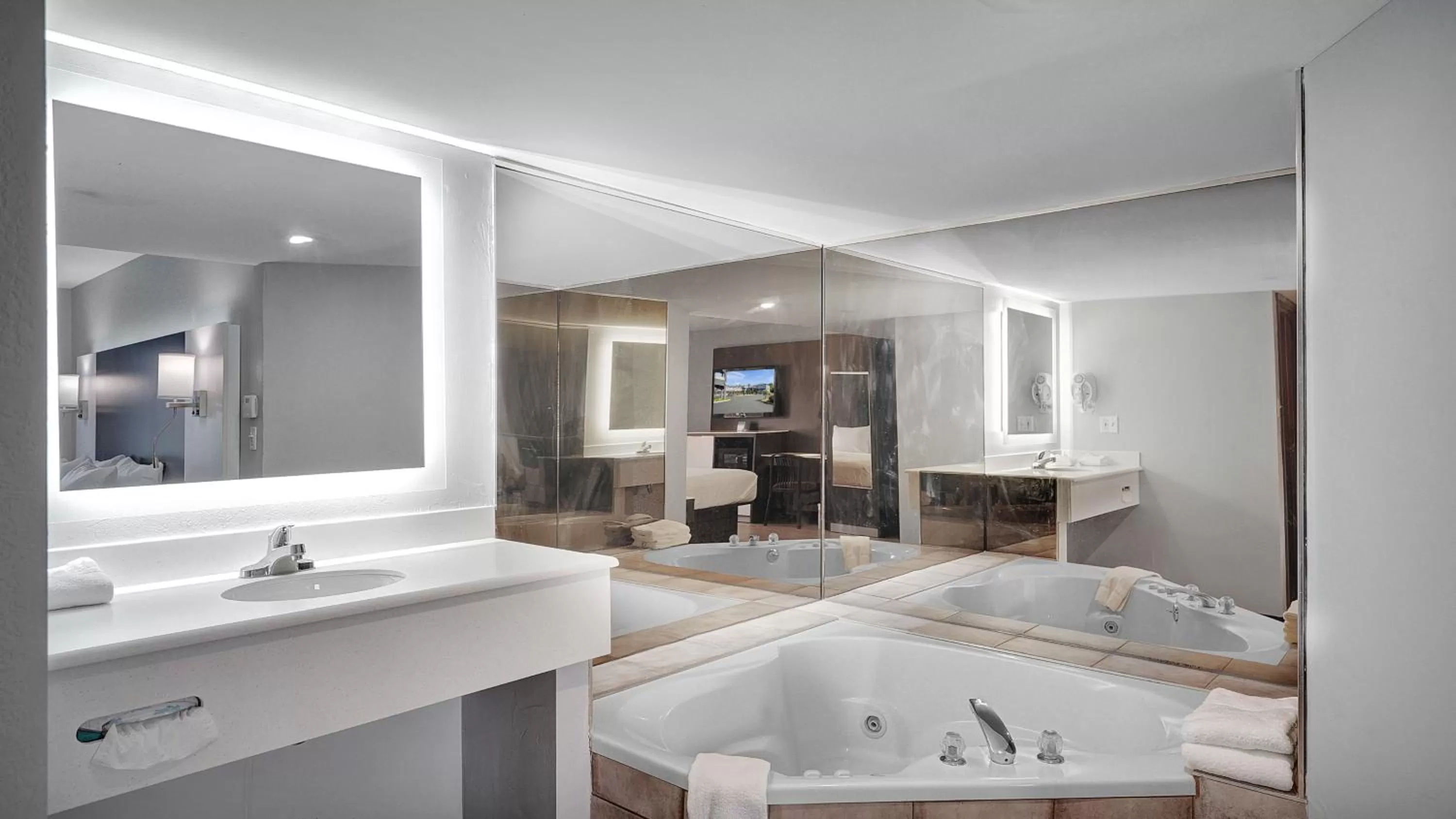 Hot Tub in Days Inn & Suites by Wyndham Niagara Falls/Buffalo