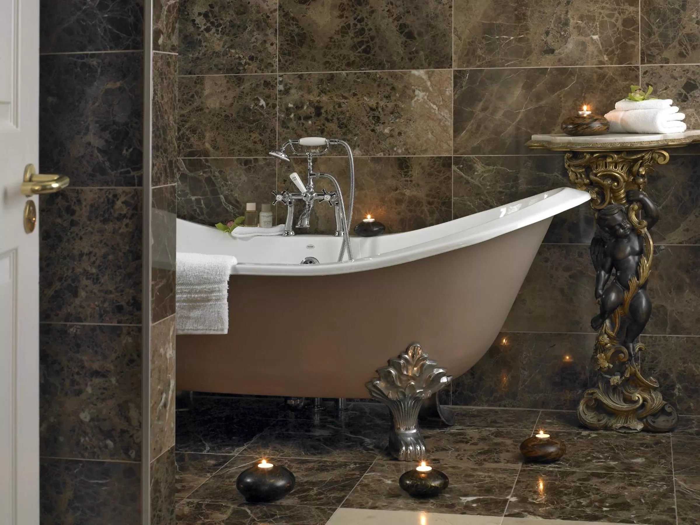 Toilet in Killarney Randles Hotel