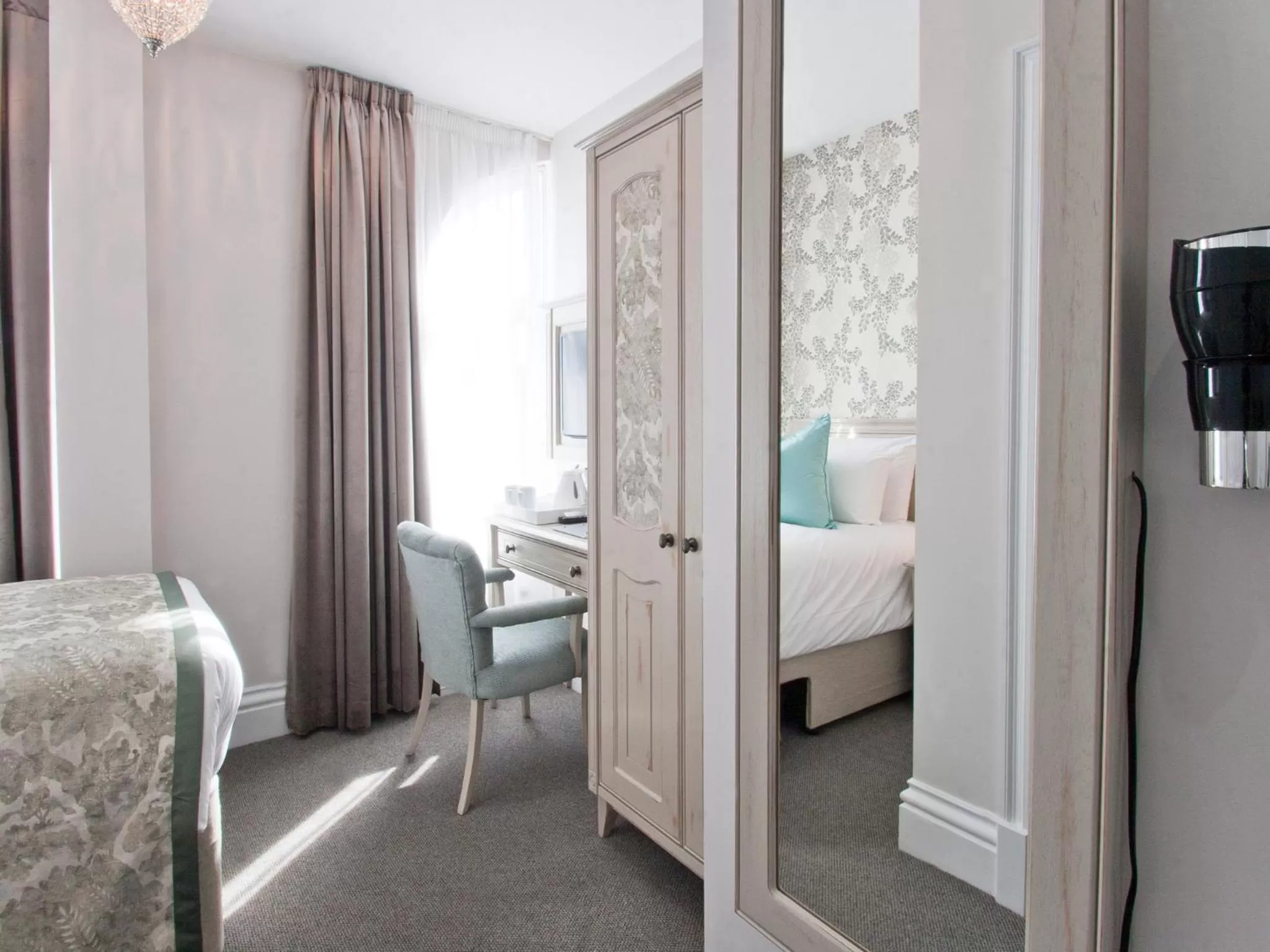 Bedroom, Bed in W12 Rooms