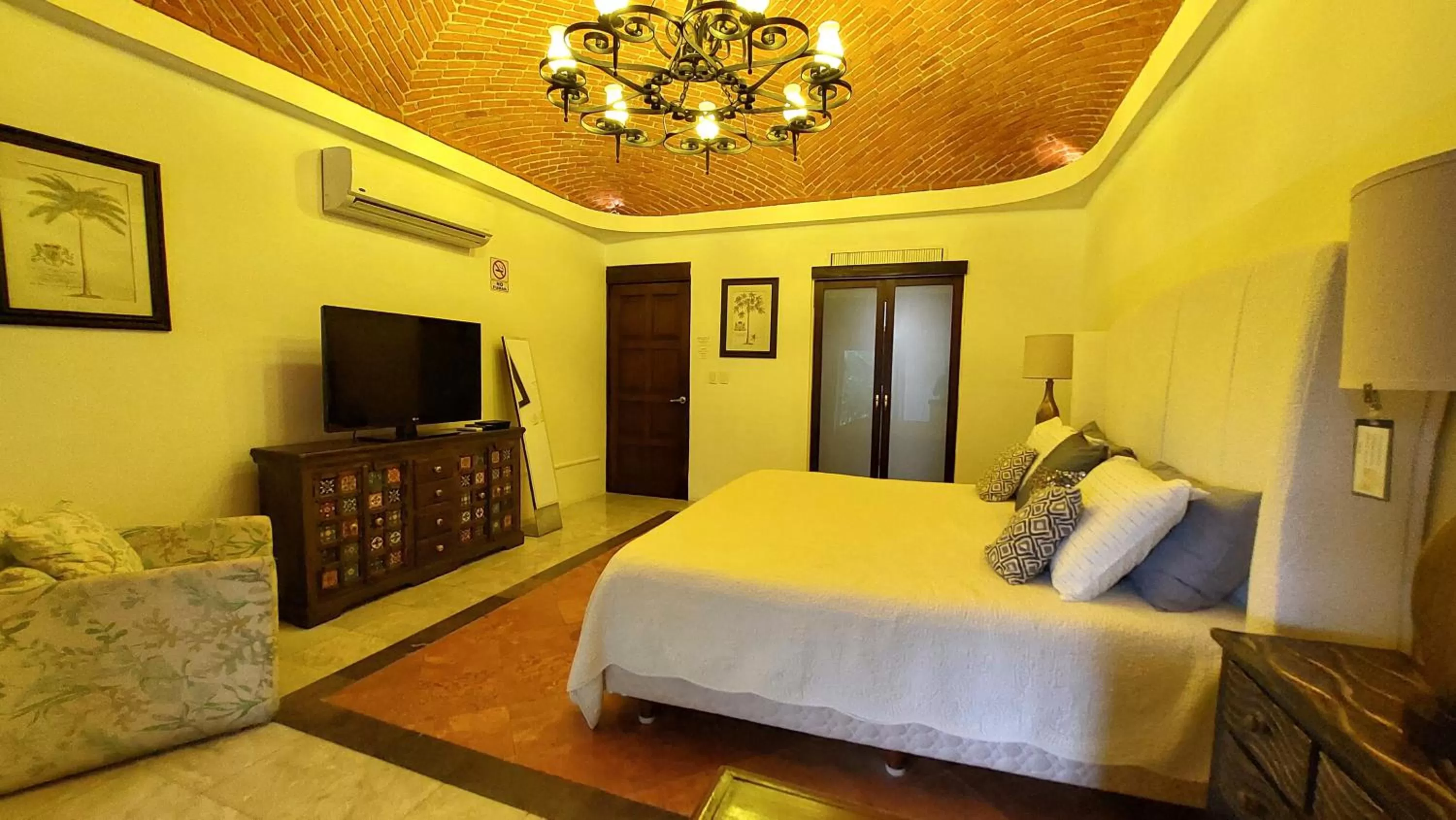 Photo of the whole room, Bed in La Villa du Golf à Cancun Hotel Boutique