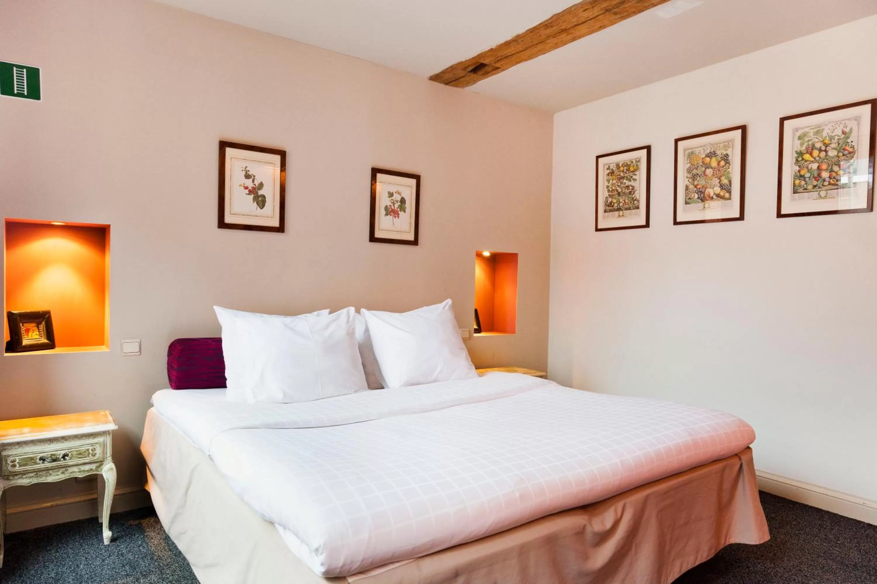 Bed in Hotel Diamonds and Pearls