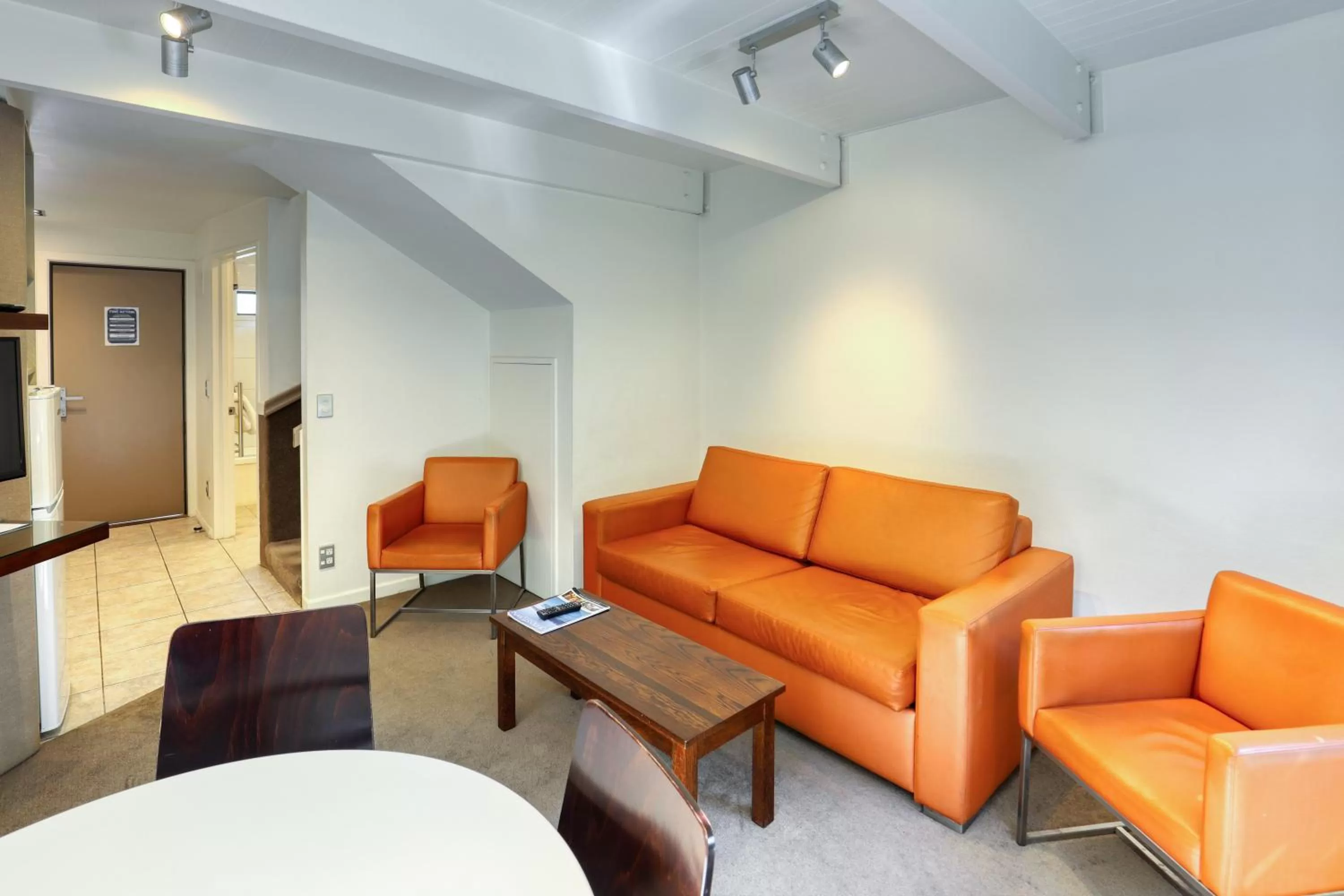 Living room in Garden Court Suites & Apartments