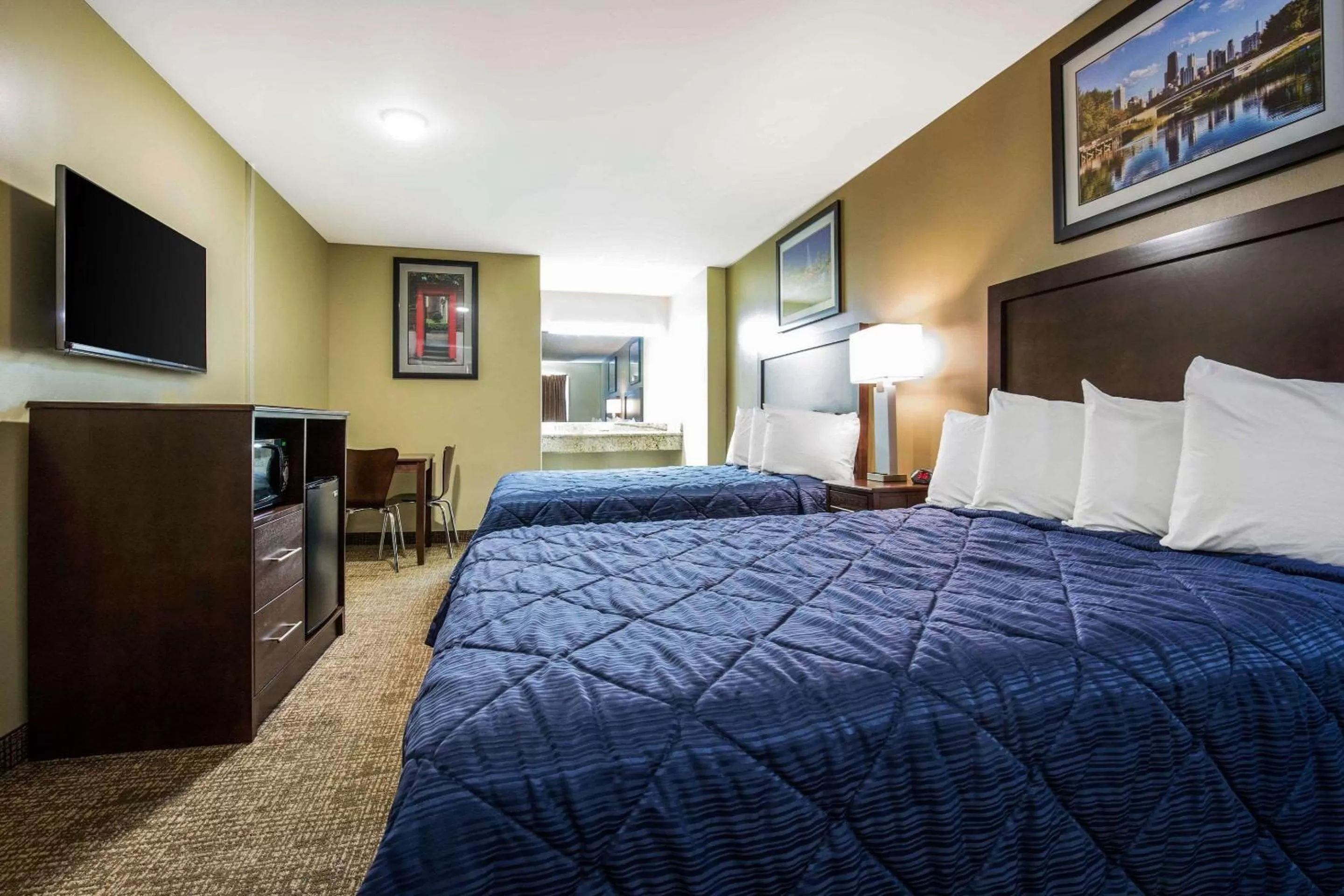 Photo of the whole room, Bed in Rodeway Inn Lyons - La Grange