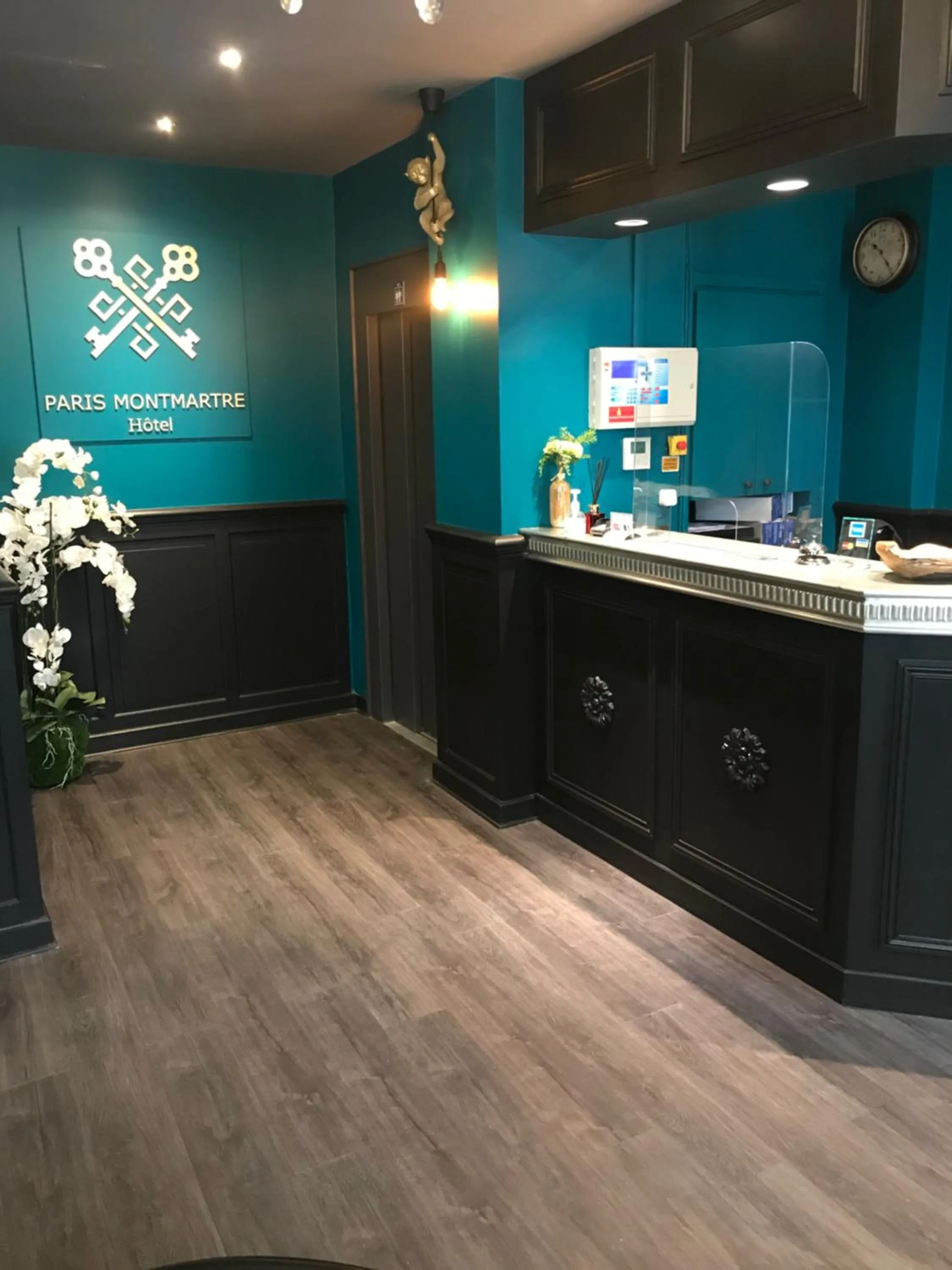 Lobby or reception in Hotel de Paris Montmartre