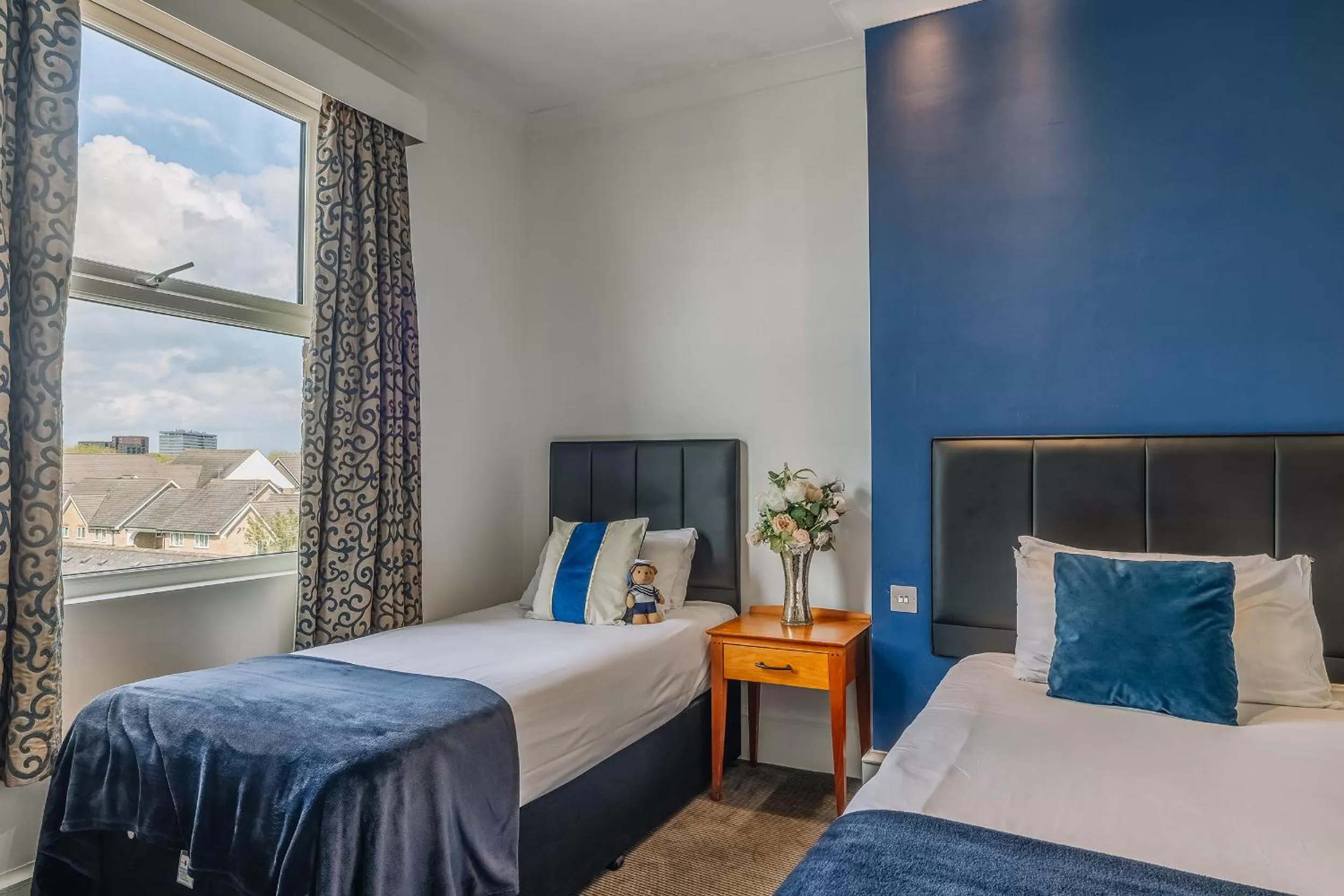 Bed in Muthu Westcliff Hotel (Near London Southend Airport)