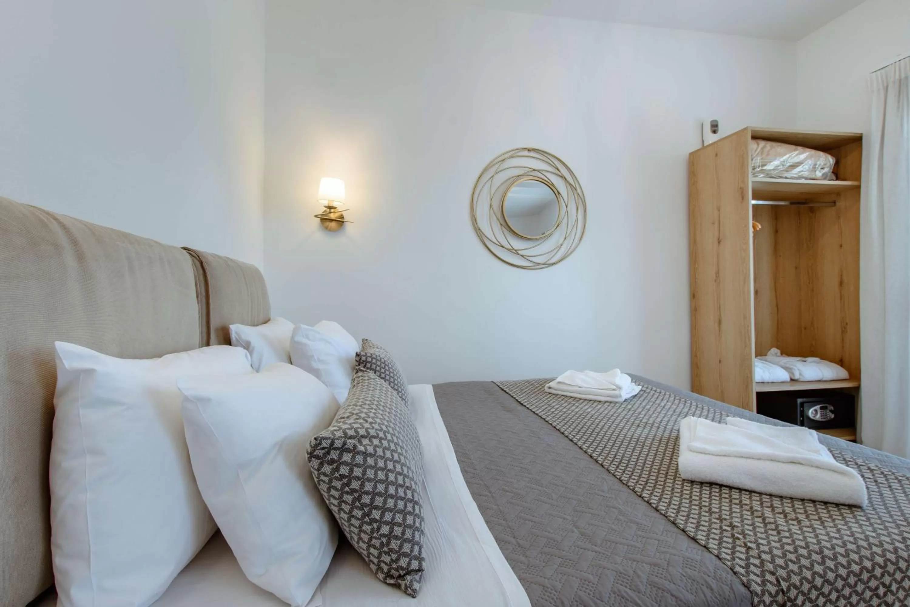 Photo of the whole room, Bed in Deluxe Suites