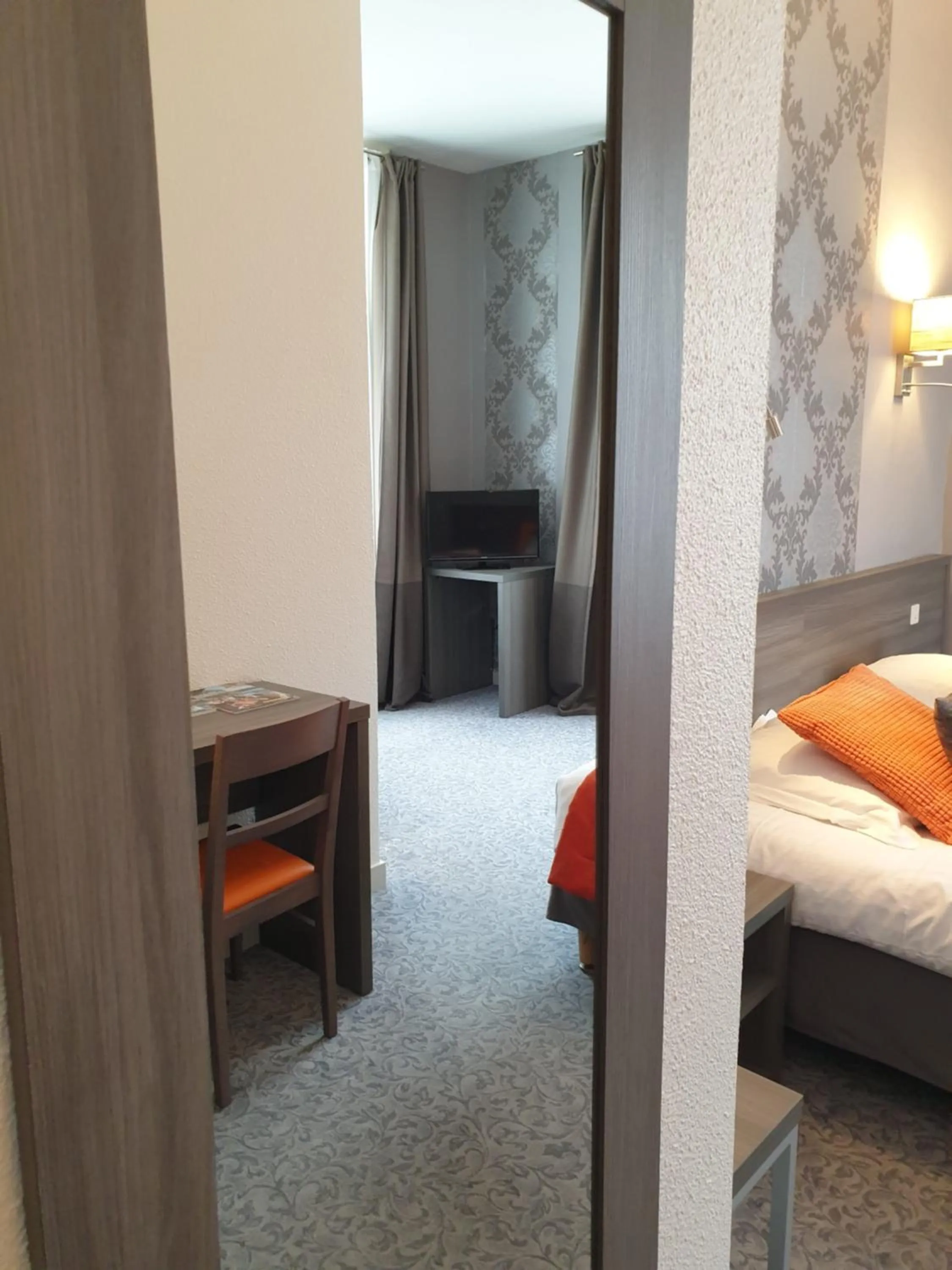 Photo of the whole room, Bed in Hôtel Le Rohan Charme et Caractère