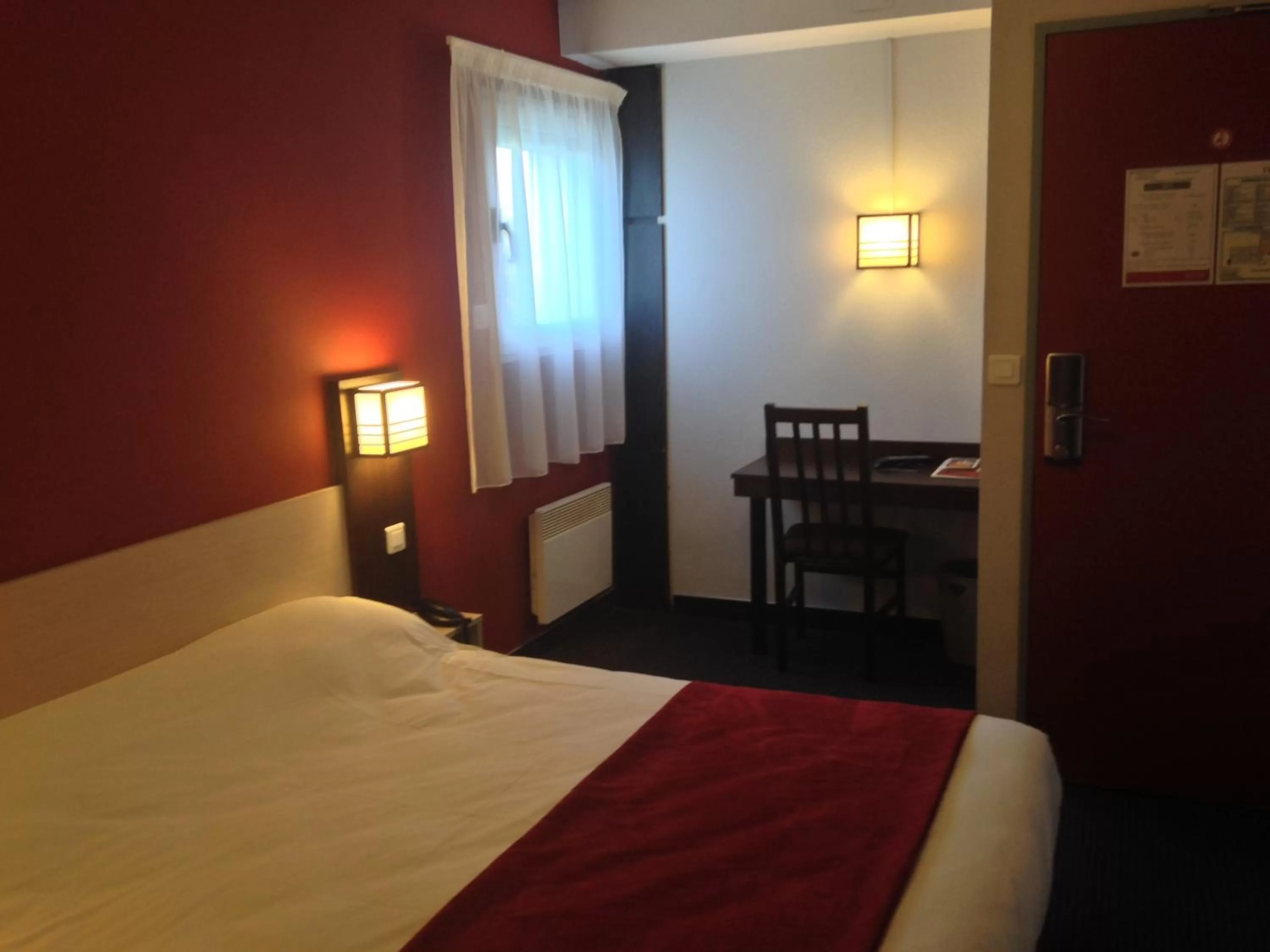 Photo of the whole room, Bed in initial by balladins Amiens / Longueau