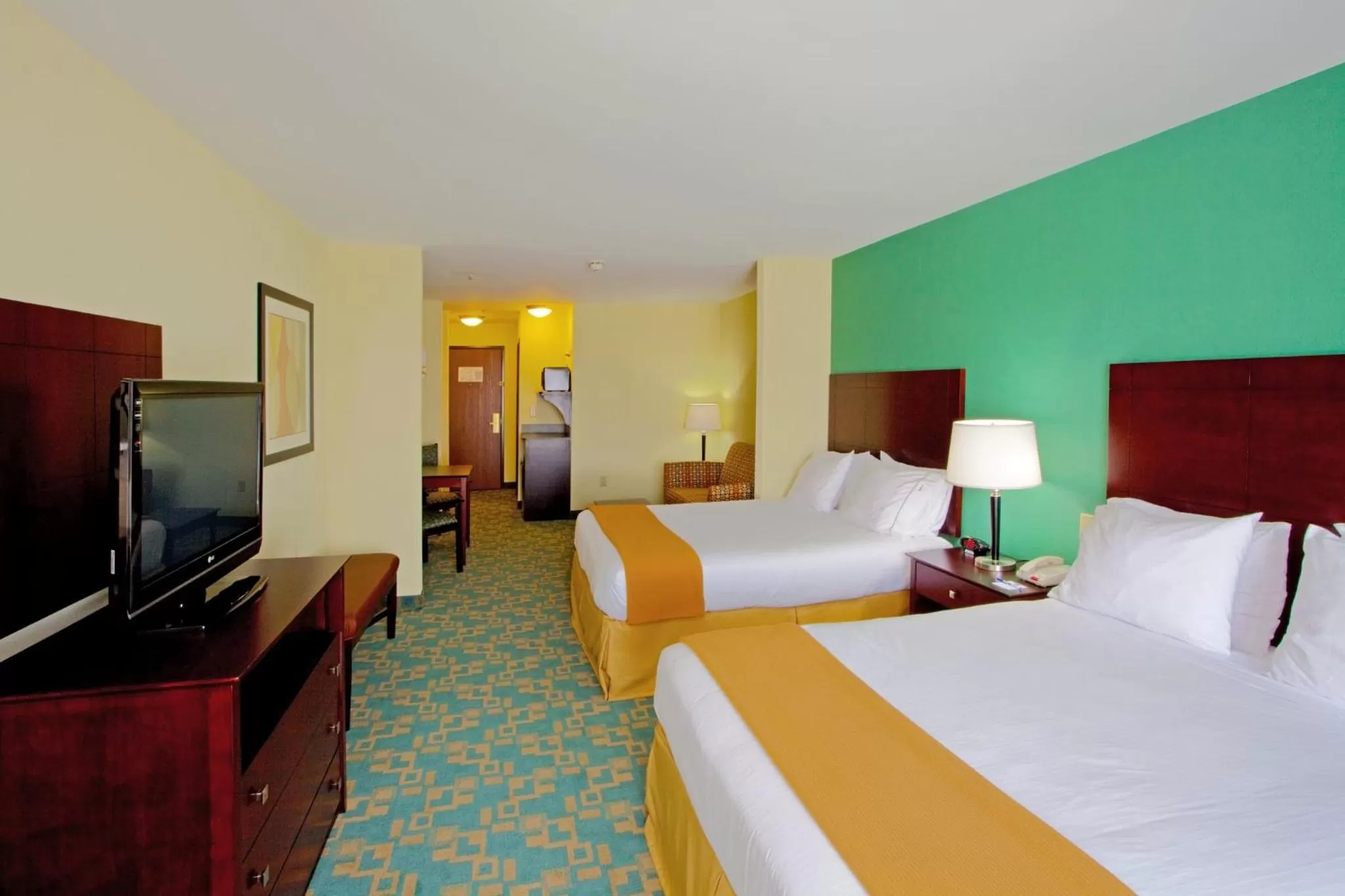Photo of the whole room, Bed in Holiday Inn Express Hotel & Suites Thornburg-S. Fredericksburg by IHG