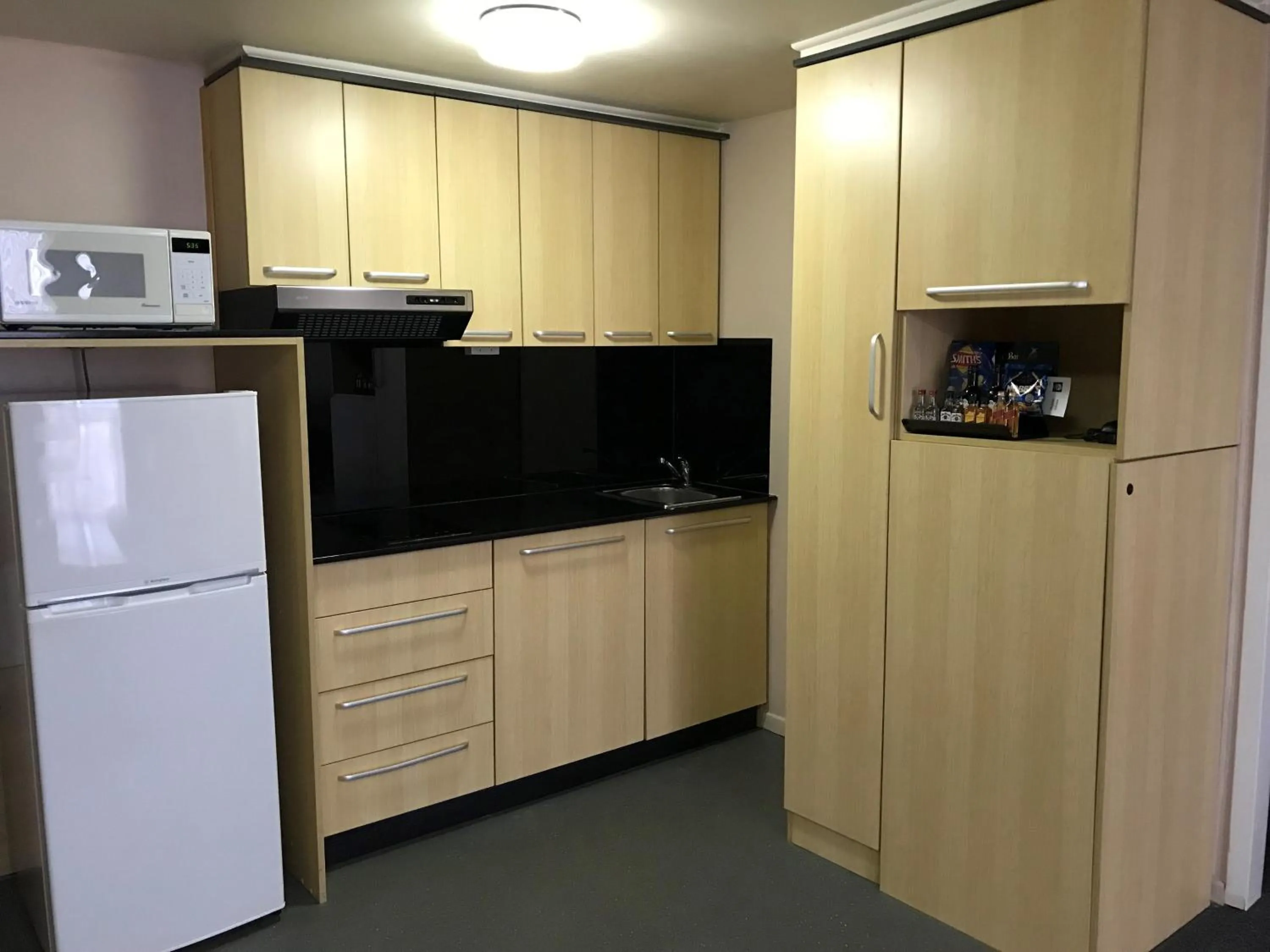 kitchen, Kitchen/Kitchenette in Metro Hotel & Apartments Gladstone