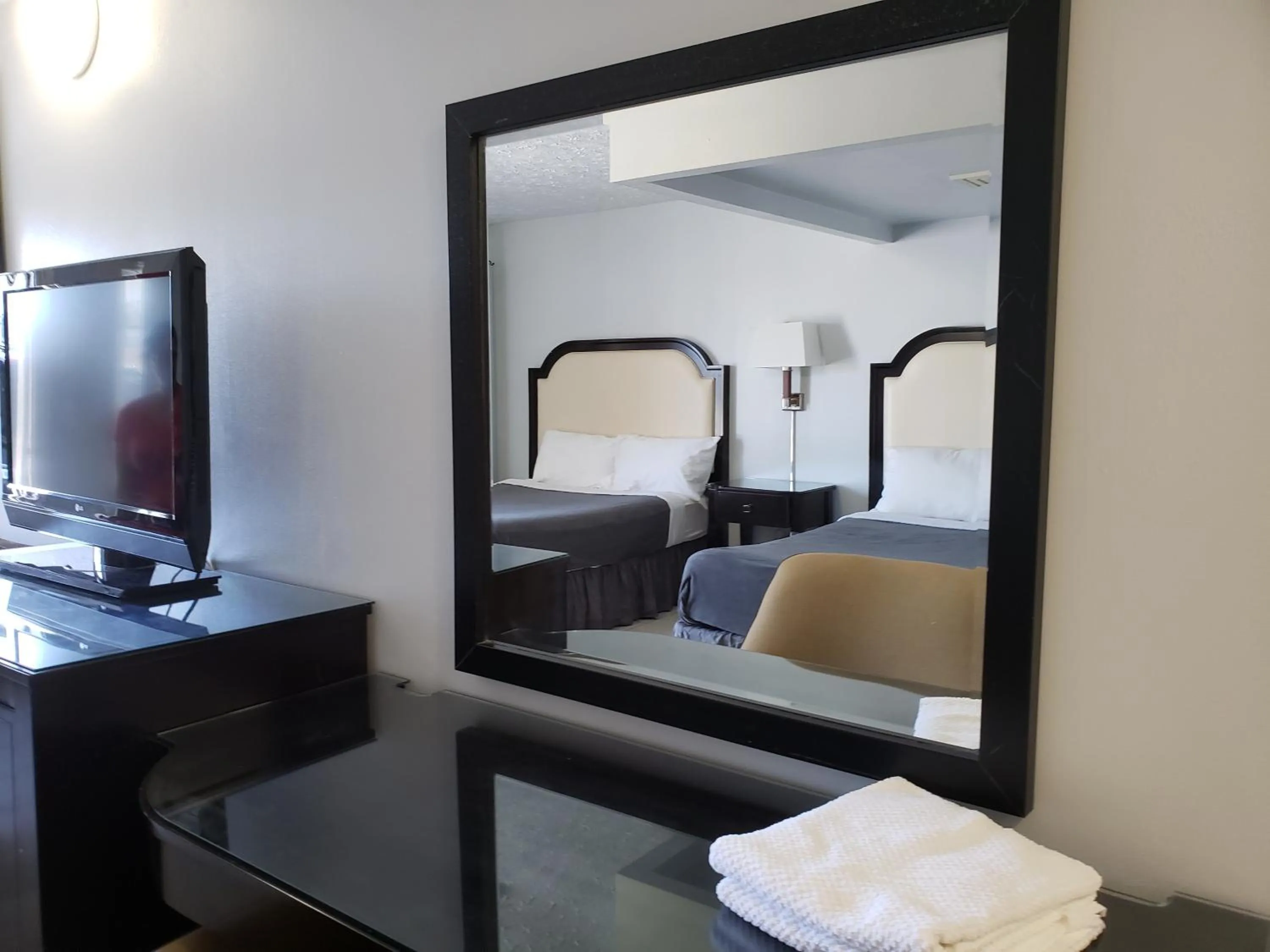 Bed in Niagara Falls Courtside Inn