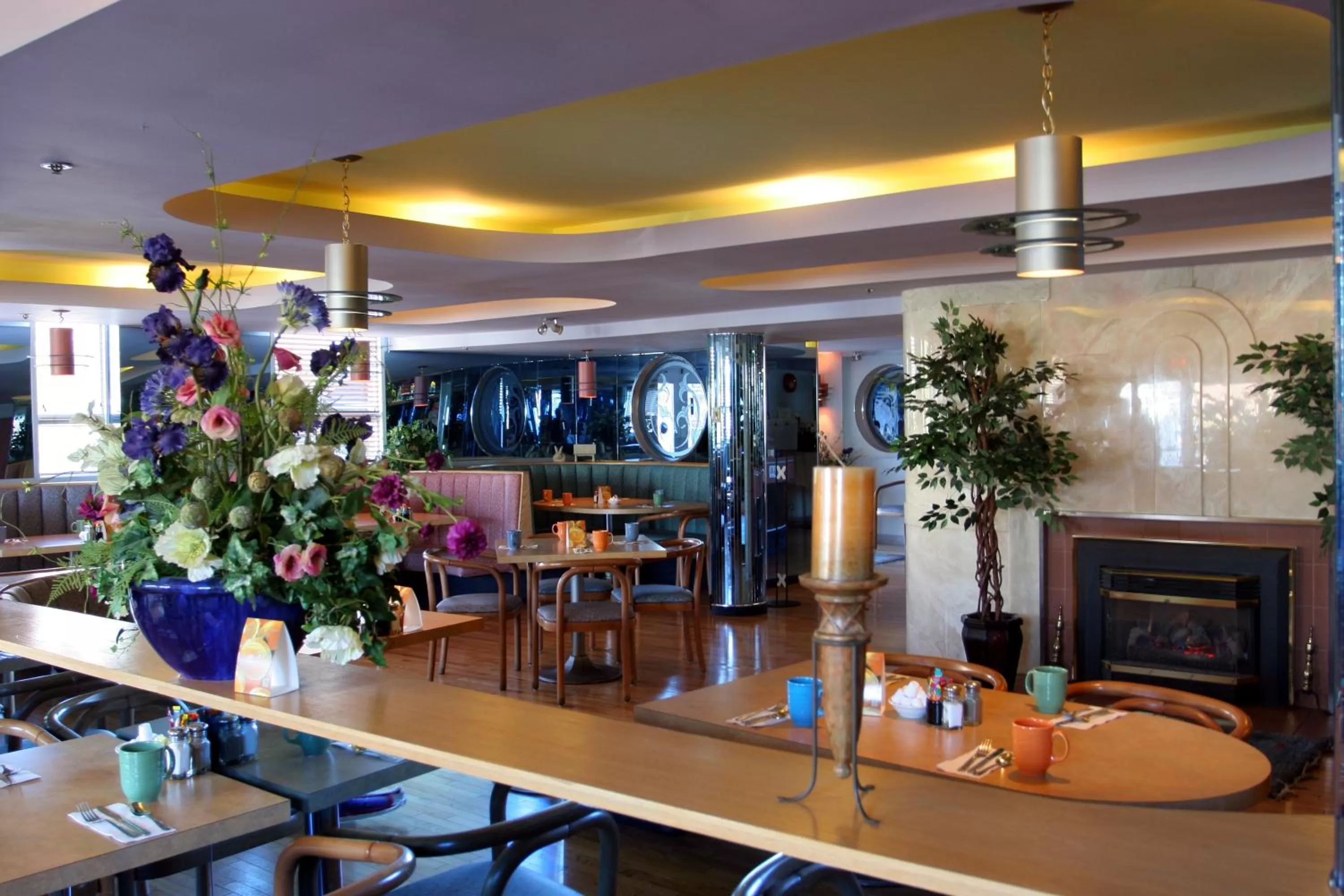 Restaurant/places to eat in James Bay Inn Hotel, Suites & Cottage