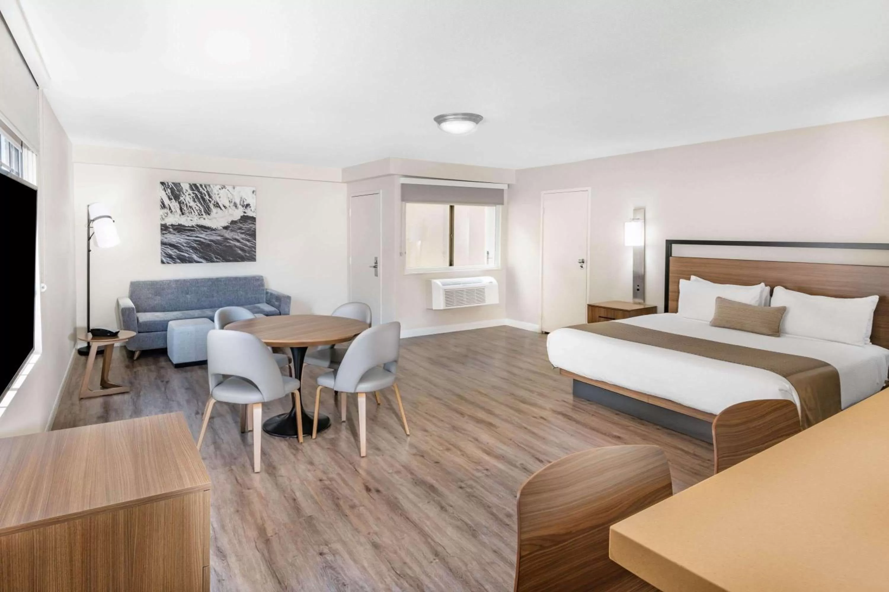 Photo of the whole room, Bed in Wyndham Garden San Diego