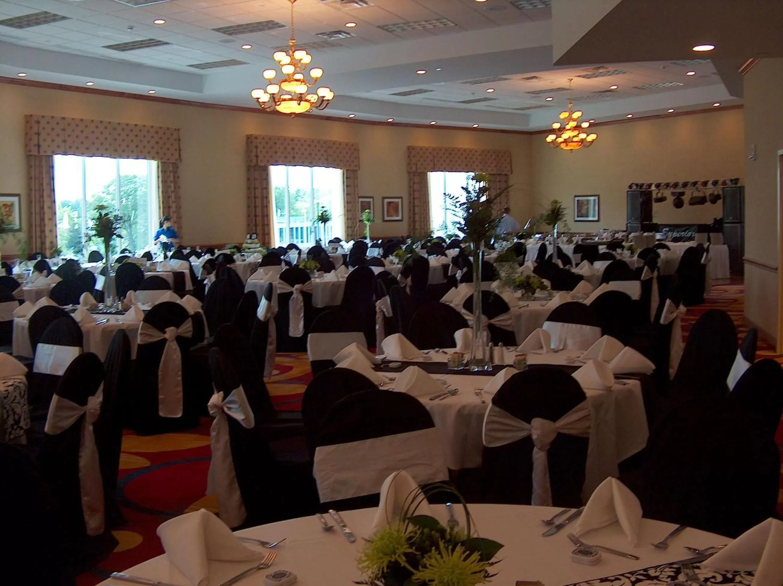 Dining area in DoubleTree by Hilton Jefferson City