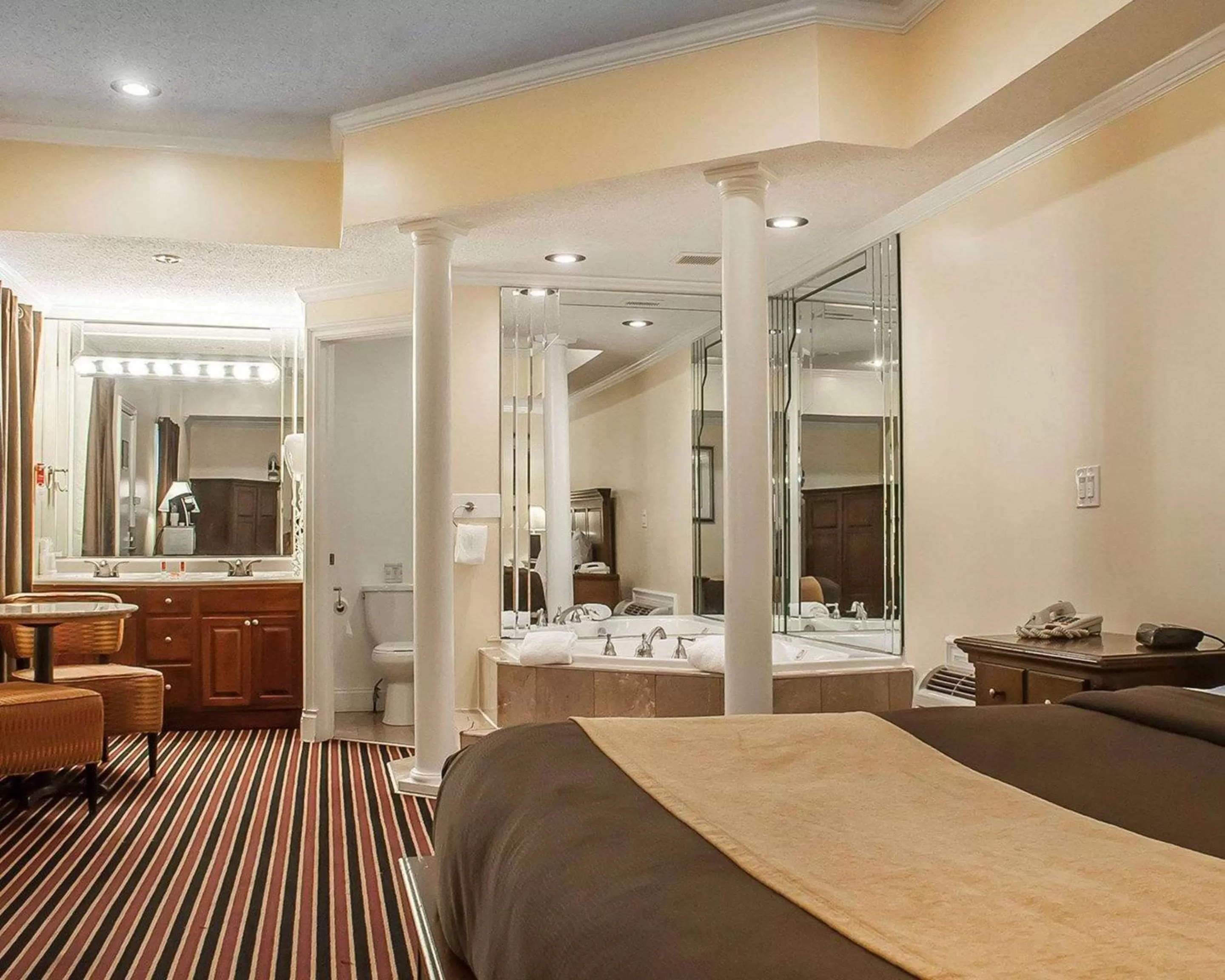 Photo of the whole room, Bed in Econo Lodge at the Falls North