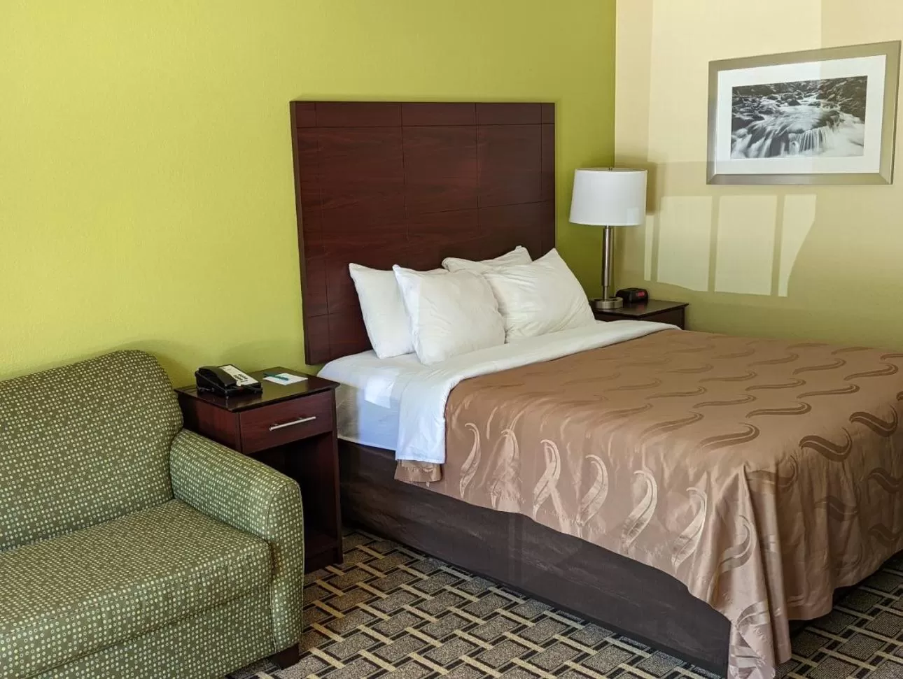 Photo of the whole room, Bed in Quality Inn Cherokee Riverside