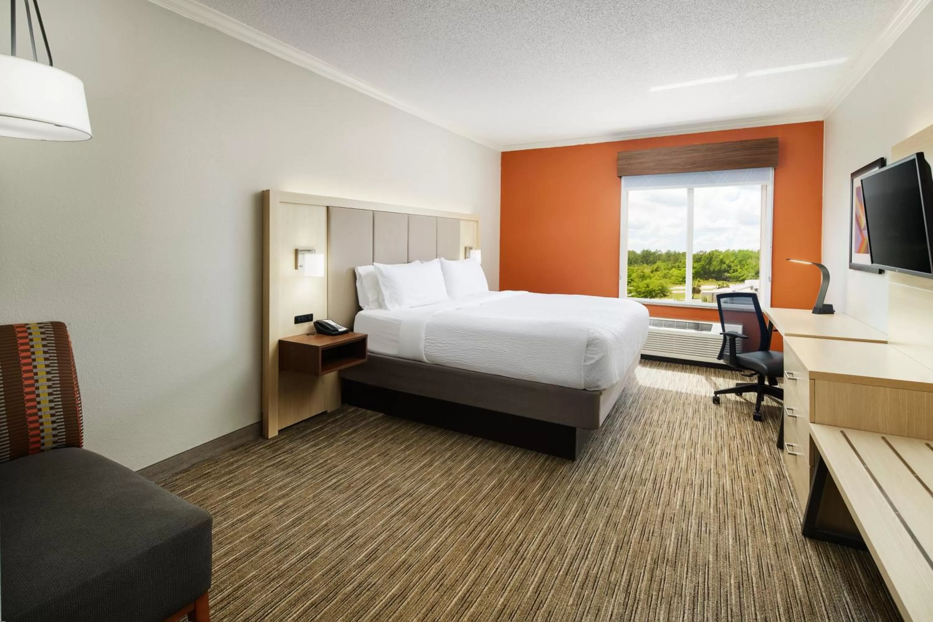 Photo of the whole room, Bed in Holiday Inn Express & Suites Bonifay by IHG