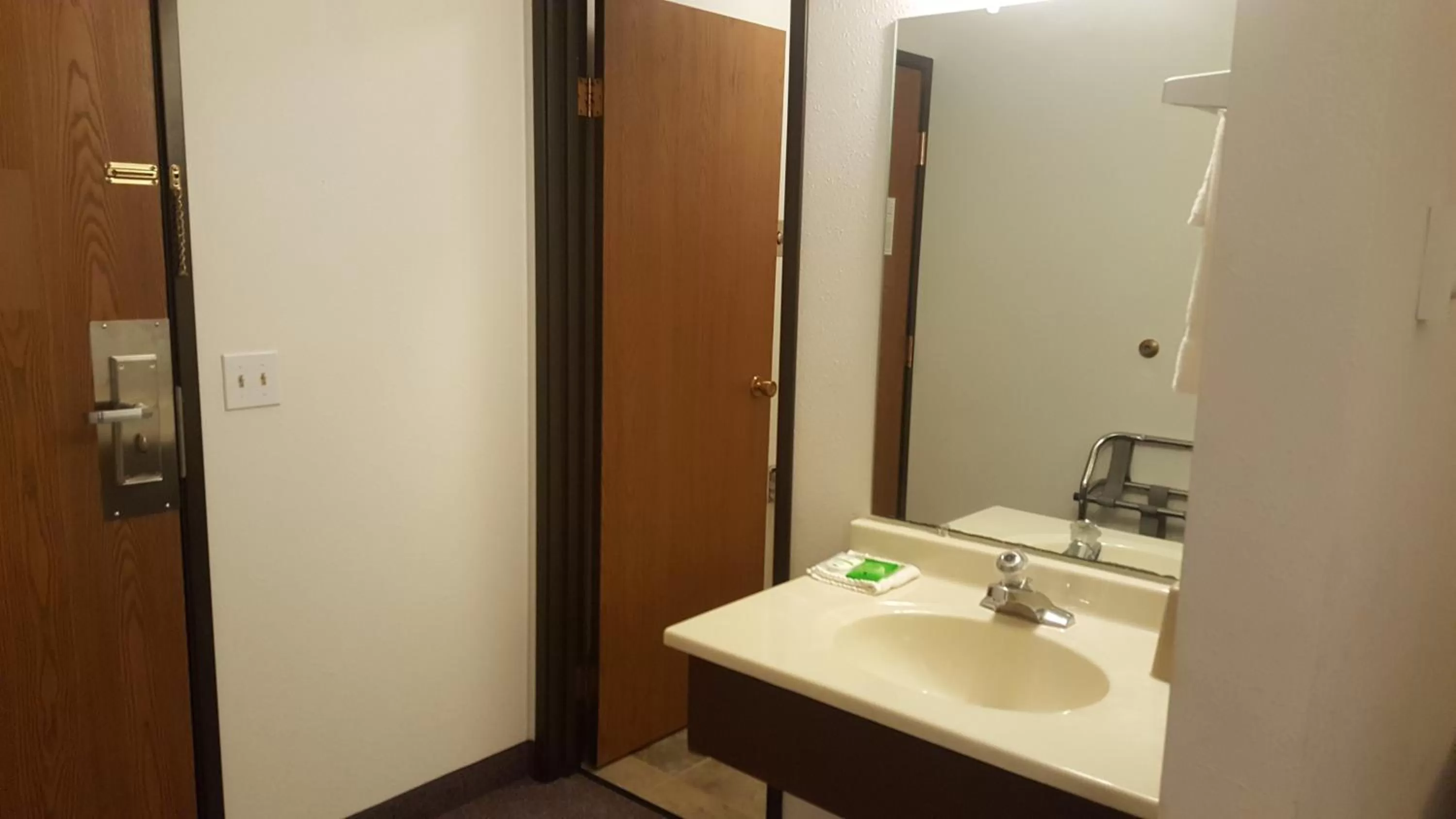 Bathroom in Rodeway Inn Gateway to Medora T-Roosevelt & Makoshika State Park