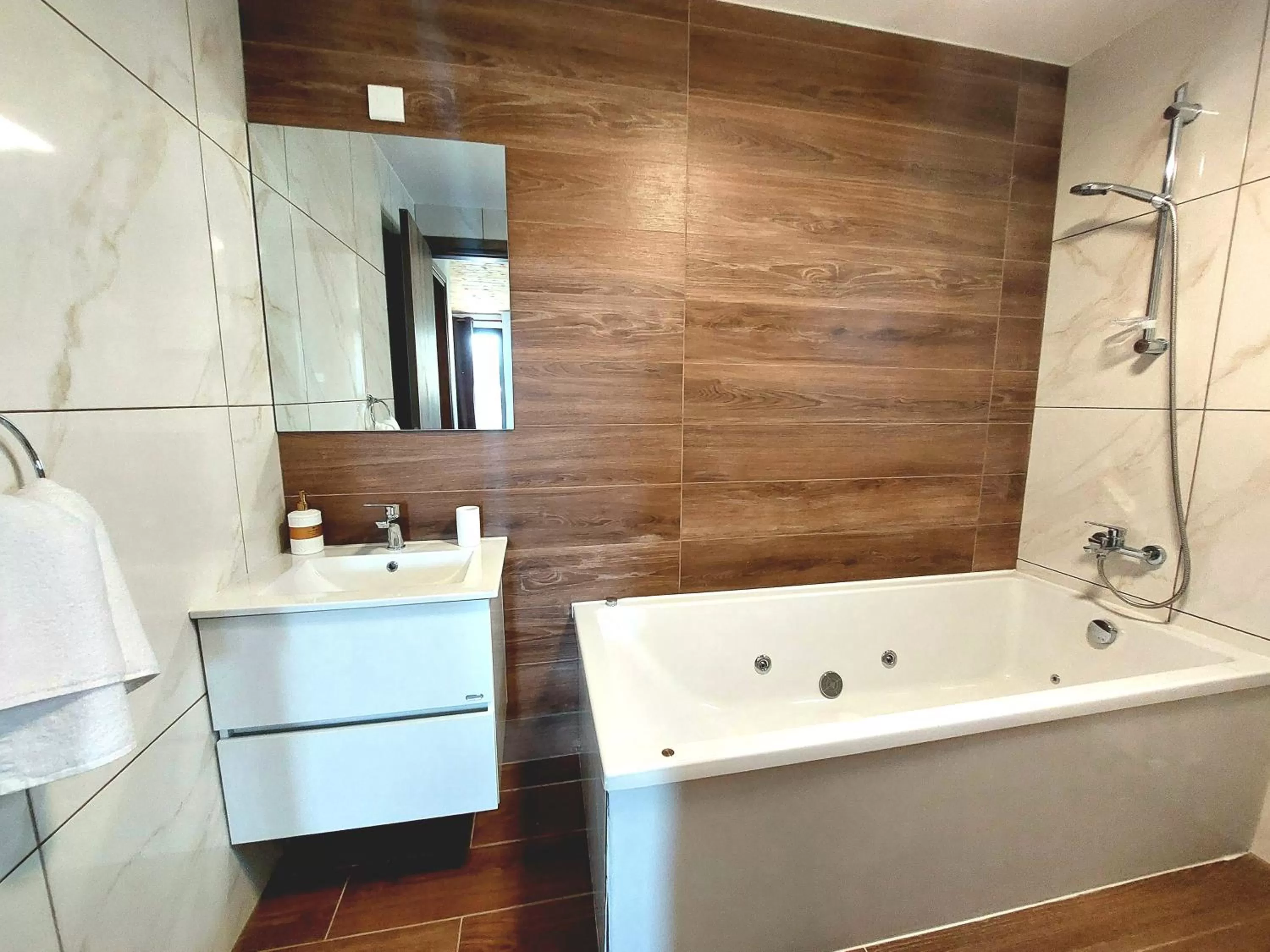 Hot Tub in Agros Green Valley Suites