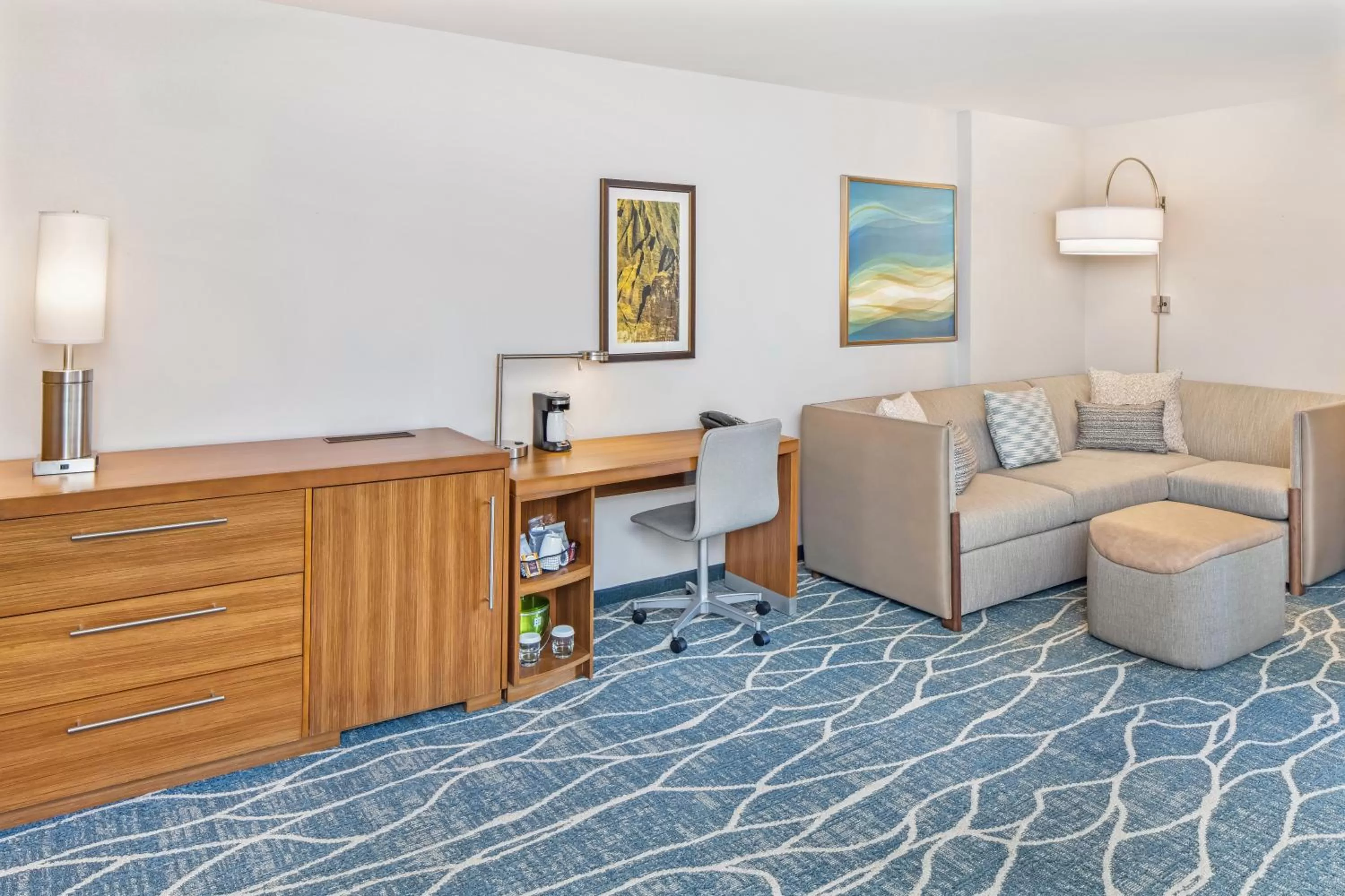 Seating area in Hyatt Place Waikiki Beach