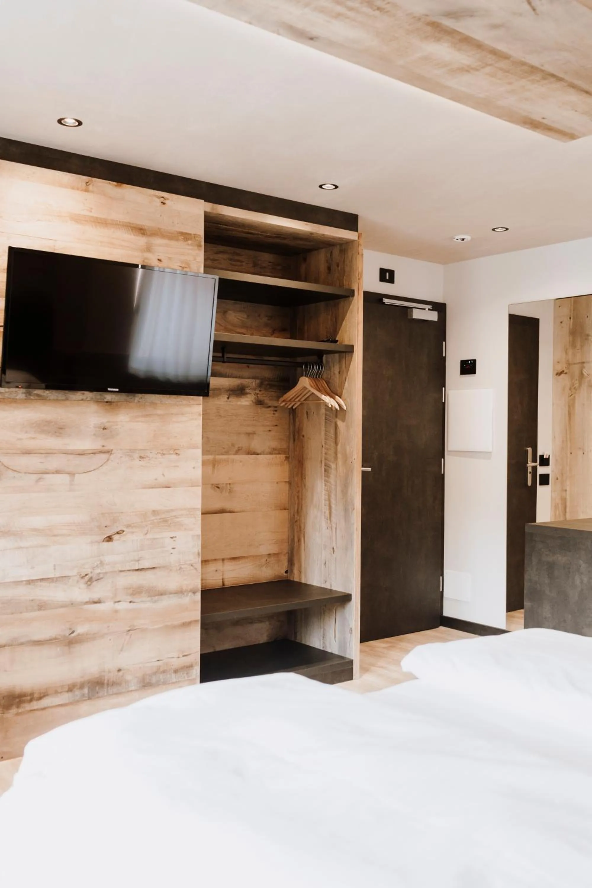 wardrobe, Bed in Hotel Concordia